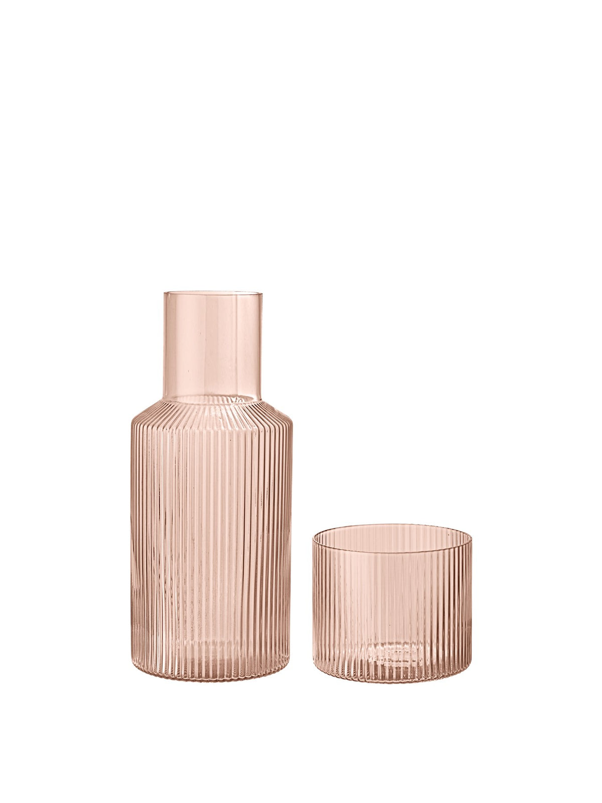 Ripple Karaffeset klein von Ferm Living: Karaffe und Glas aus mundgeblasenem, geriffeltem Glas in Blush, D 7.5 cm x H 18 cm