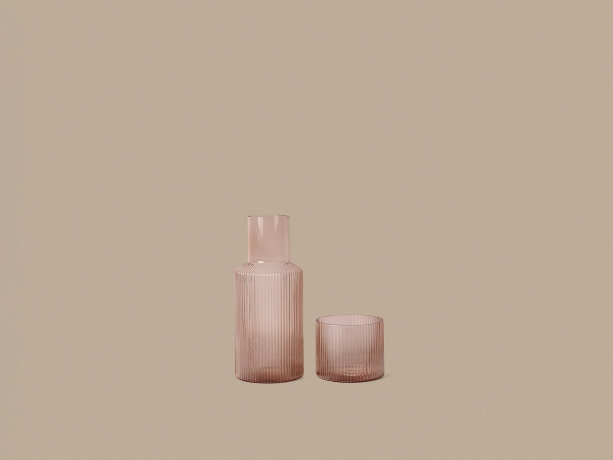 Ripple Karaffeset klein von Ferm Living: Karaffe und Glas aus mundgeblasenem, geriffeltem Glas in Blush, D 7.5 cm x H 18 cm