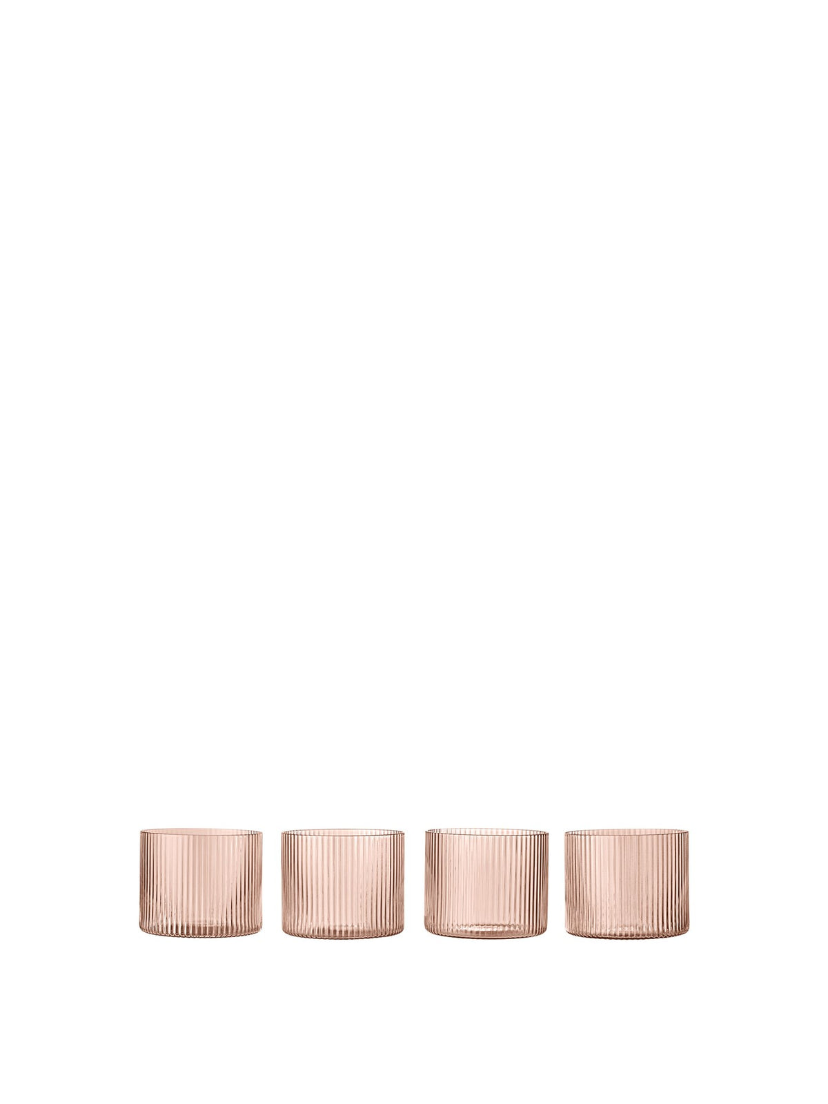 Vier niedrige Trinkgläser Ripple von Ferm Living aus mundgeblasenem Glas in Blush, mit geriffelter Oberfläche und runder Form.