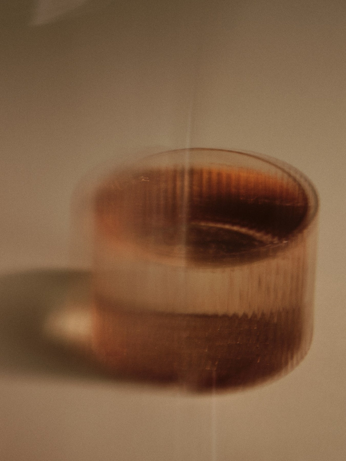 Vier niedrige Trinkgläser Ripple von Ferm Living aus mundgeblasenem Glas in Blush, mit geriffelter Oberfläche und runder Form.