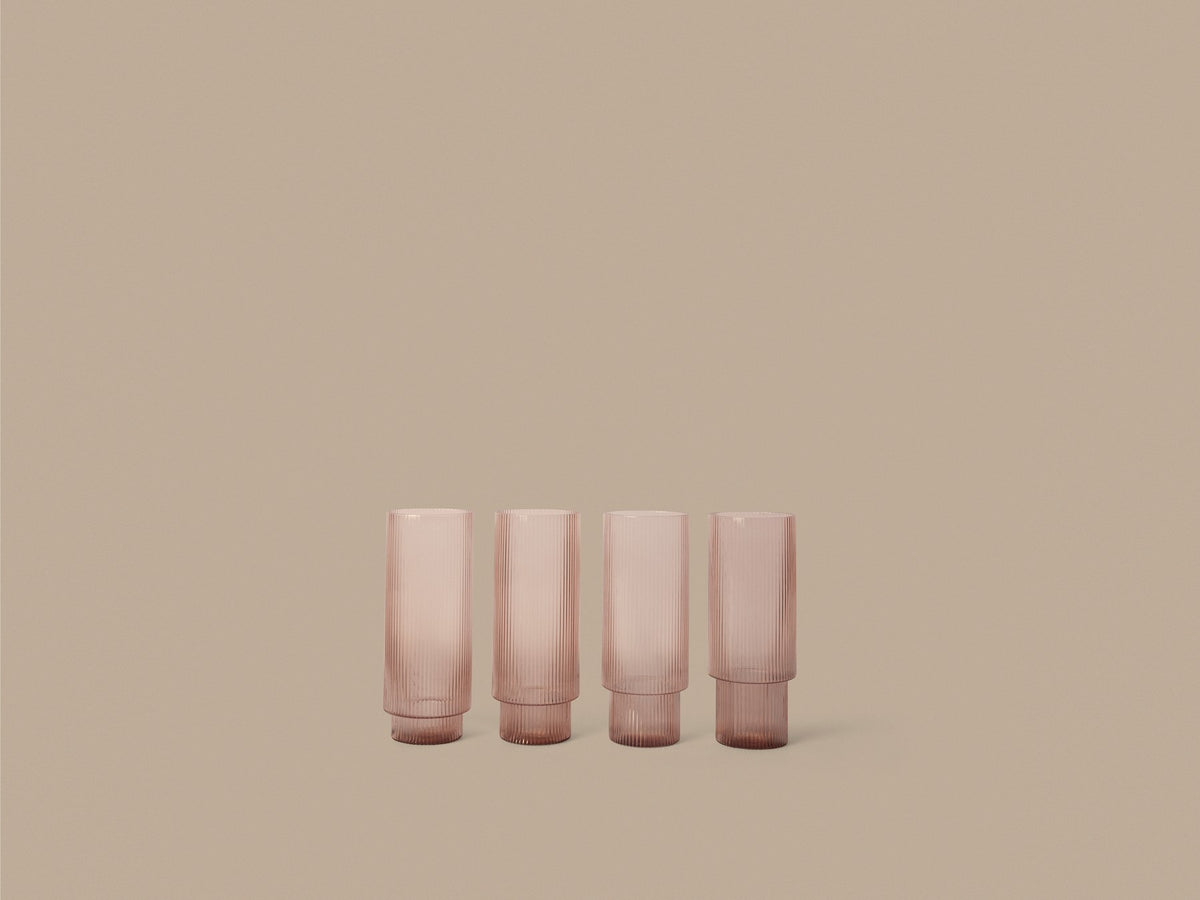 Vier Ripple Longdrink Gläser von Ferm Living aus mundgeblasenem Glas mit geriffelter Oberfläche, Farbe Blush, geometrische Form.
