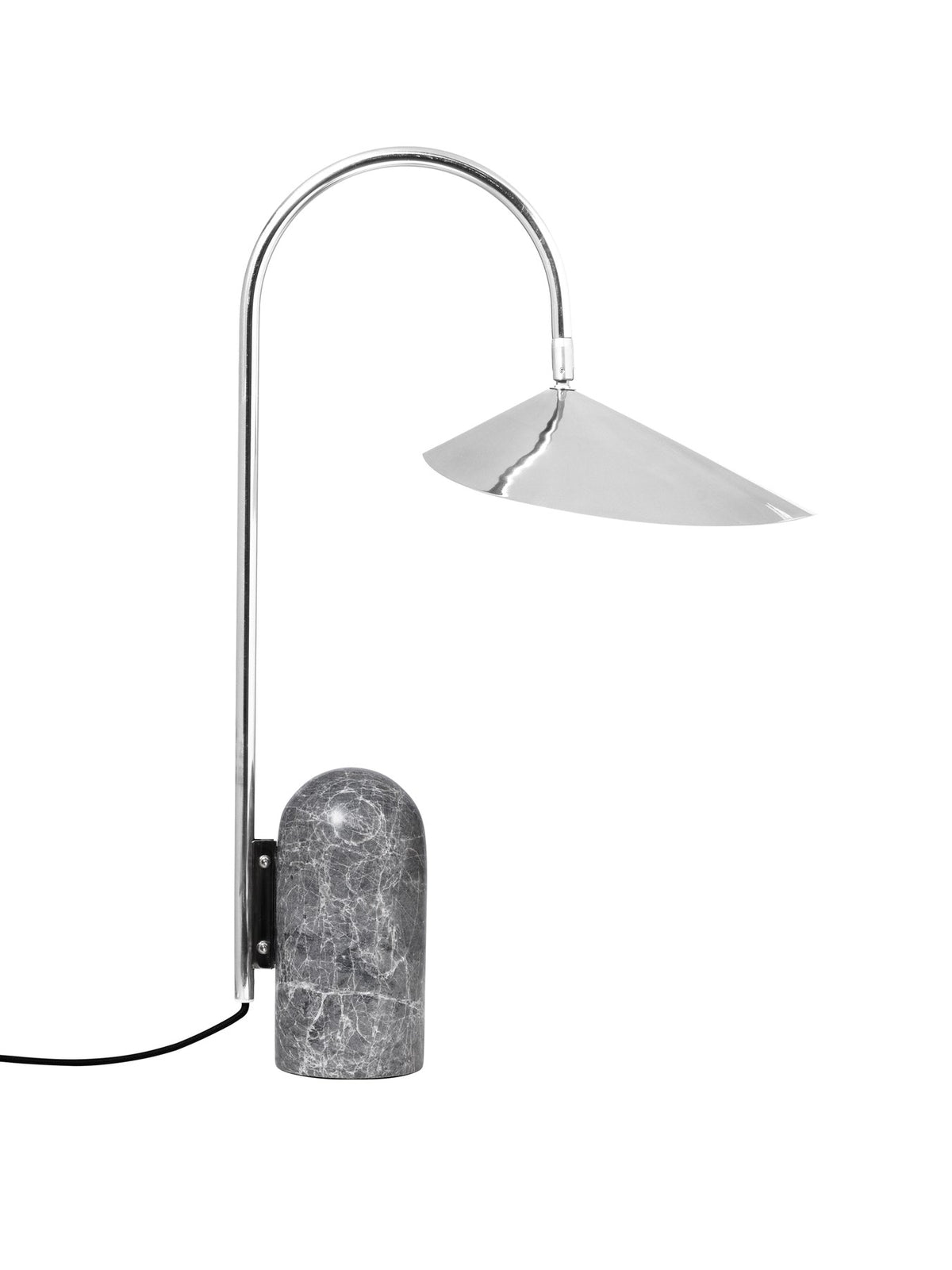 Arum Tischlampe von Ferm Living mit Sockel aus Galaxy-Grey-Marmor, Stange und blütenförmigem Lampenschirm aus Edelstahl.