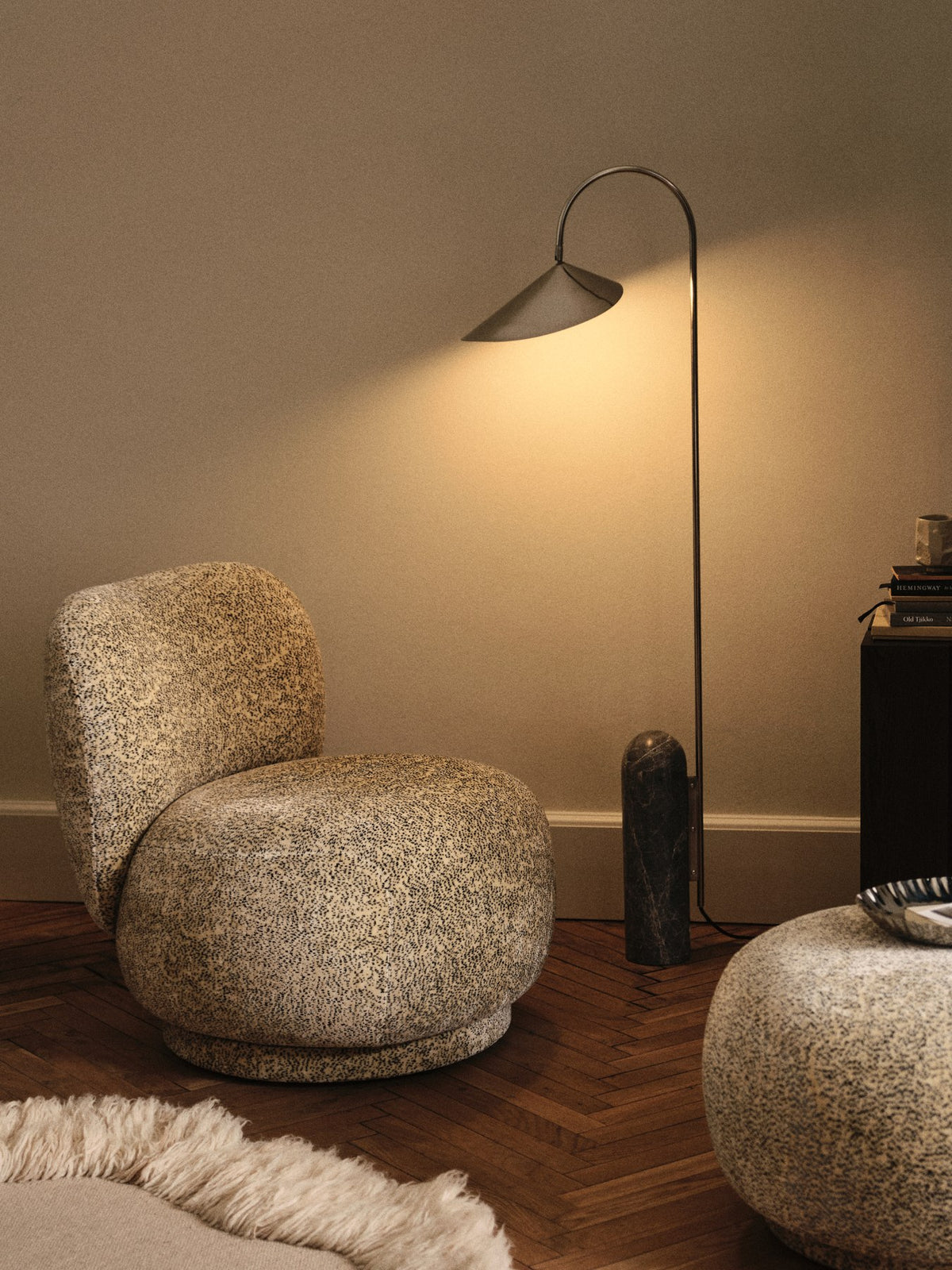 Arum Stehlampe von Ferm Living mit Sockel aus Galaxy-Grey-Marmor, schlanker Edelstahlstange und blütenförmigem Lampenschirm aus Edelstahl.