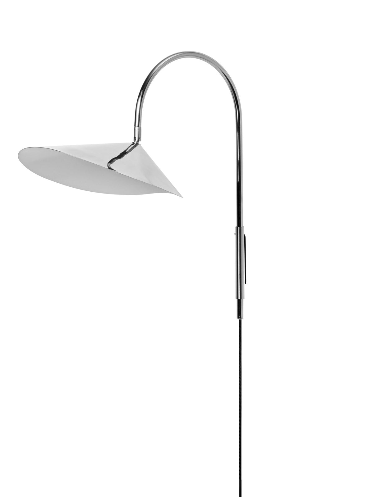 Arum Swivel Wandleuchte von Ferm Living in Edelstahl mit organisch geformtem Lampenschirm, schwenkbarem Arm und Textilkabel mit Schalter.