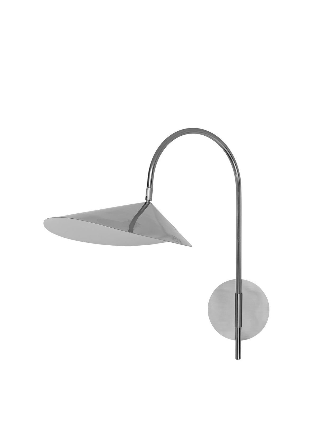 Arum Swivel Wandleuchte von Ferm Living in Edelstahl mit organisch geformtem Lampenschirm, Innenseite matt Off-White, an der Wand montiert.