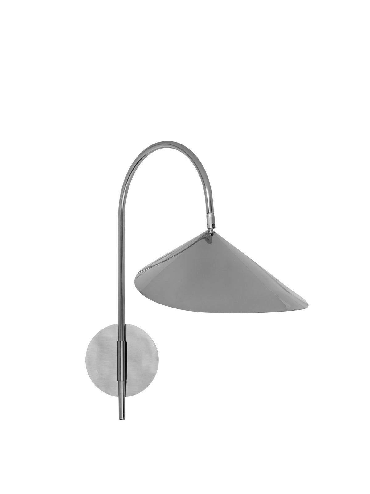 Arum Swivel Wandleuchte von Ferm Living in Edelstahl mit organisch geformtem Lampenschirm, Innenseite matt Off-White, an der Wand montiert.