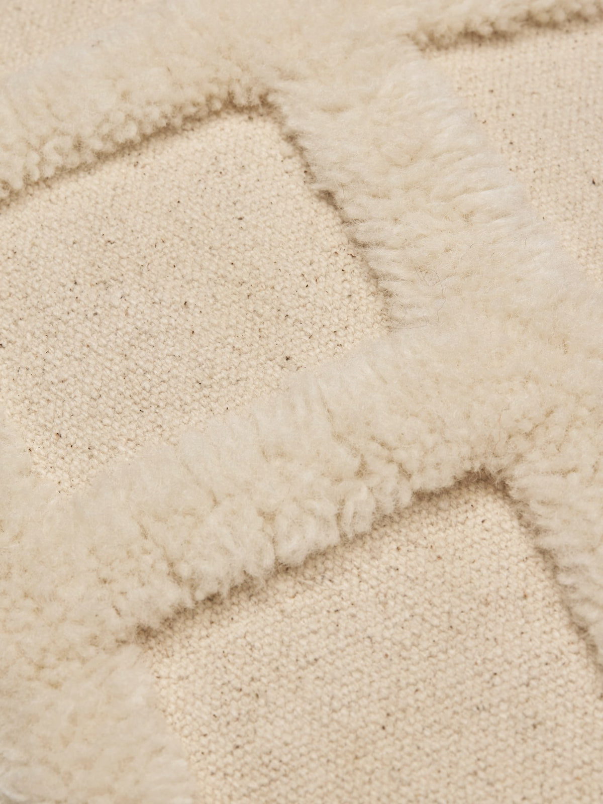 Rechteckiges Deko Kissen Norte Grid von Ferm Living in Off-White, handgetuftet aus Wolle und Baumwolle mit geometrischem Gittermuster.