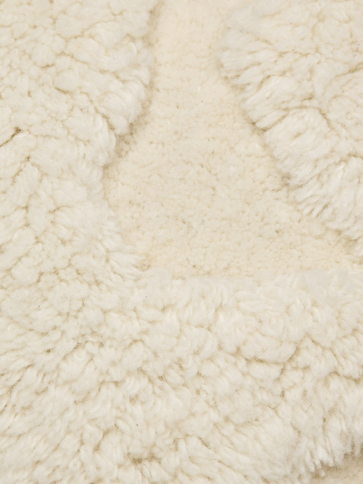 Quadratisches getuftetes Kissen aus Wolle und Baumwolle in Off-White, mit unterschiedlichen Florhöhen und grafischem Musterdesign.