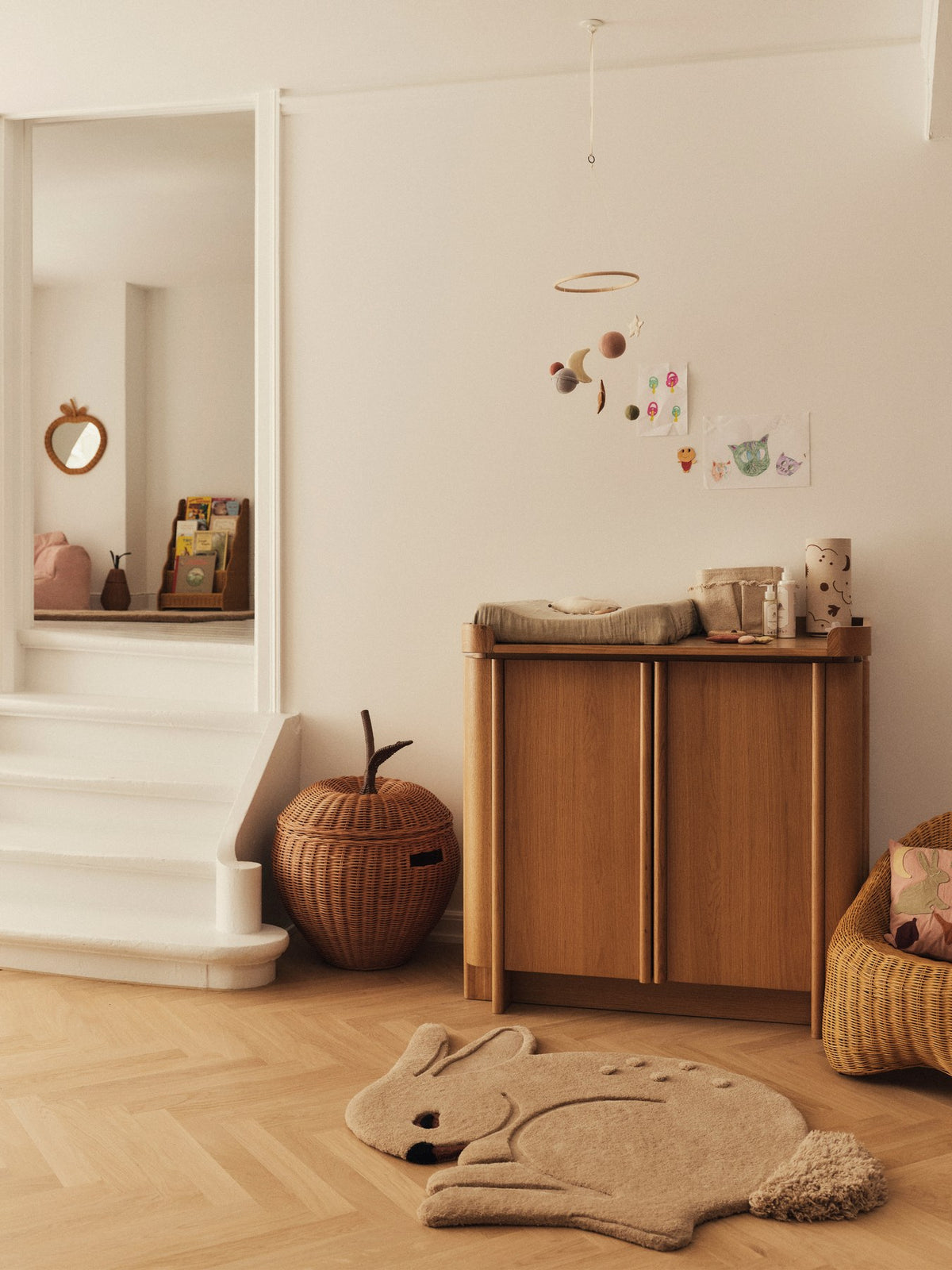 Getufteter Teppich in Kaninchenform von Ferm Living, Off-White, aus Neuseelandwolle und Baumwolle, mit unterschiedlichen Florhöhen.