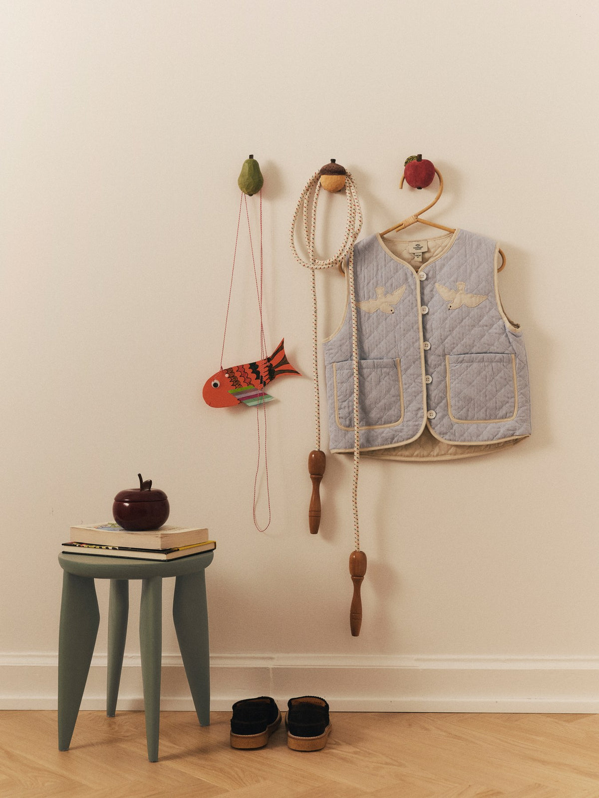 Kleiderhaken Apple von Ferm Living, handgeschnitzt und handbemalt aus FSC-zertifiziertem Espenholz, in der Farbe Mohnrot, mit sichtbarer Holzmaserung.
