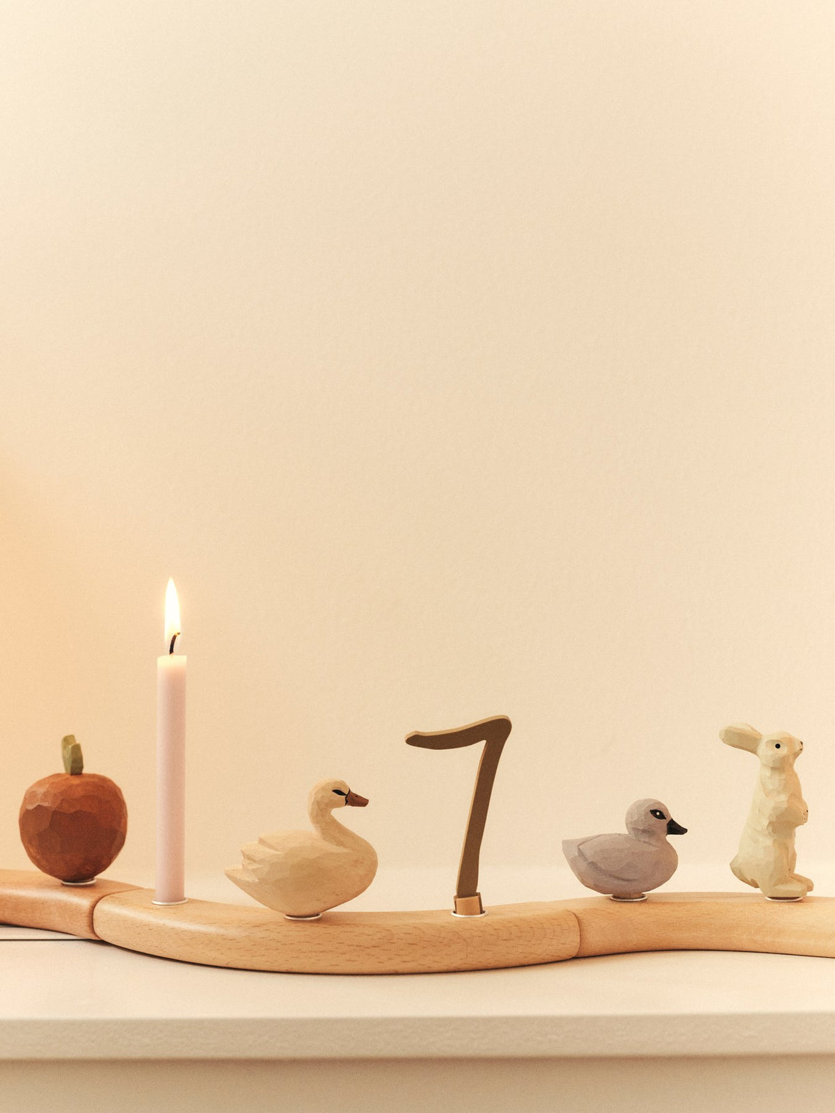 Zwei handgeschnitzte Holzfiguren in Schwan- und Entlein-Form aus hellem Espenholz, bunt bemalt, kompakte Grösse für Kinderzimmer-Deko.