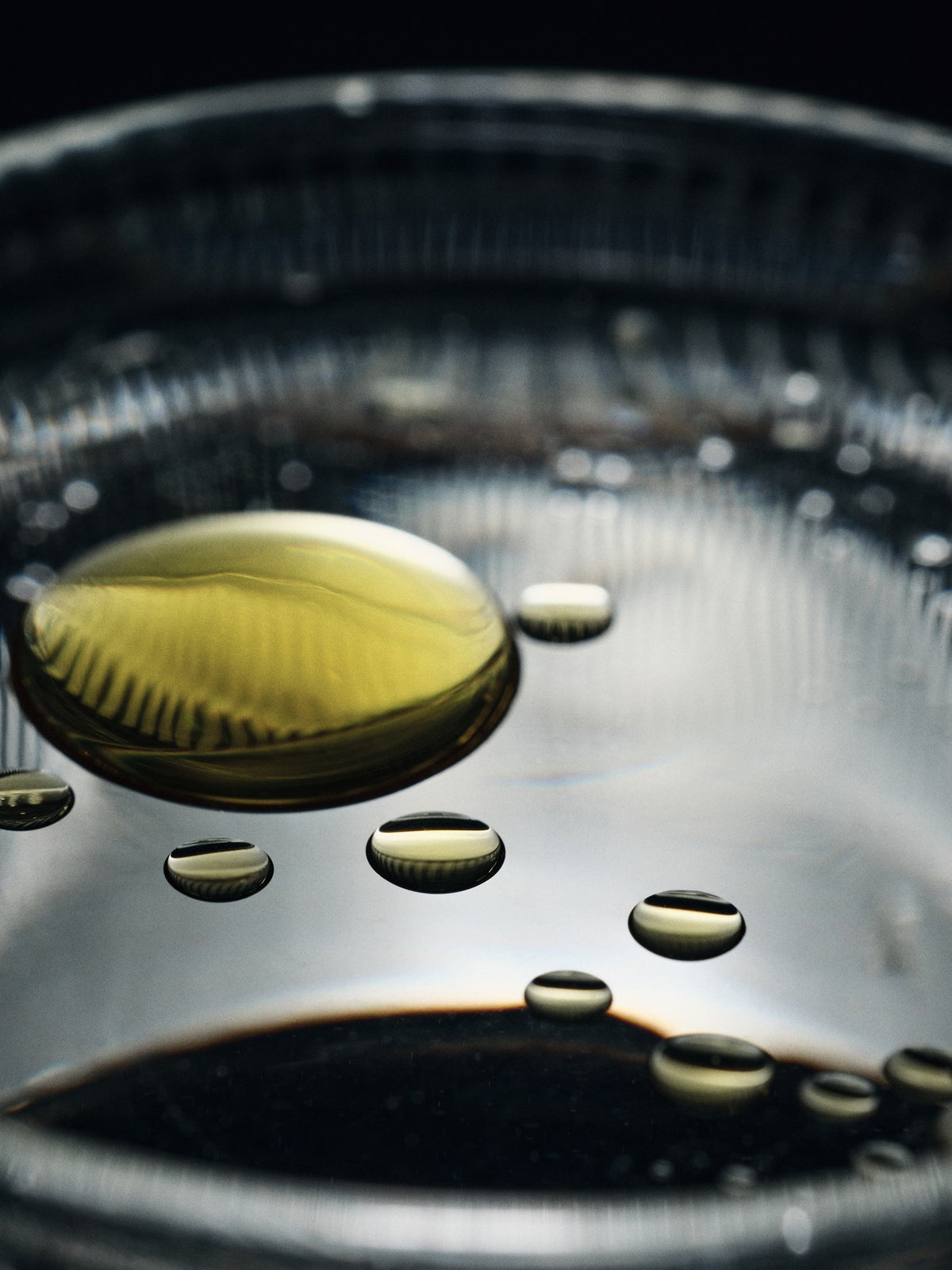 Zwei klare, doppelwandige Ripple Thermogläser von Ferm Living mit geriffelter Oberfläche aus mundgeblasenem Glas, nebeneinander auf hellem Untergrund.