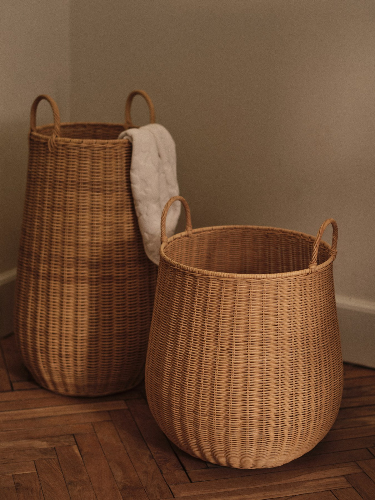 Runder Wäschekorb aus handgeflochtenem Rattan in Naturfarbe mit offener Flechtstruktur, mittlere Grösse, Design von Ferm Living.
