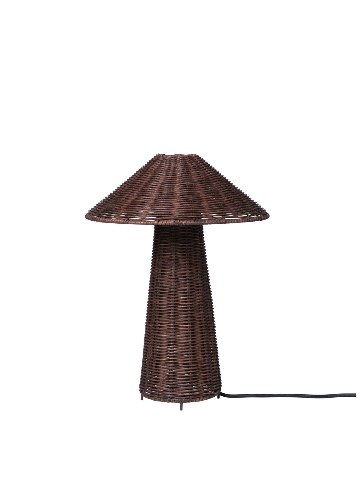 Dou Tischleuchte von Ferm Living in Dunkelbraun, Lampenschirm aus handgeflochtenem Rattan auf rundem Sockel mit Eisenstruktur.