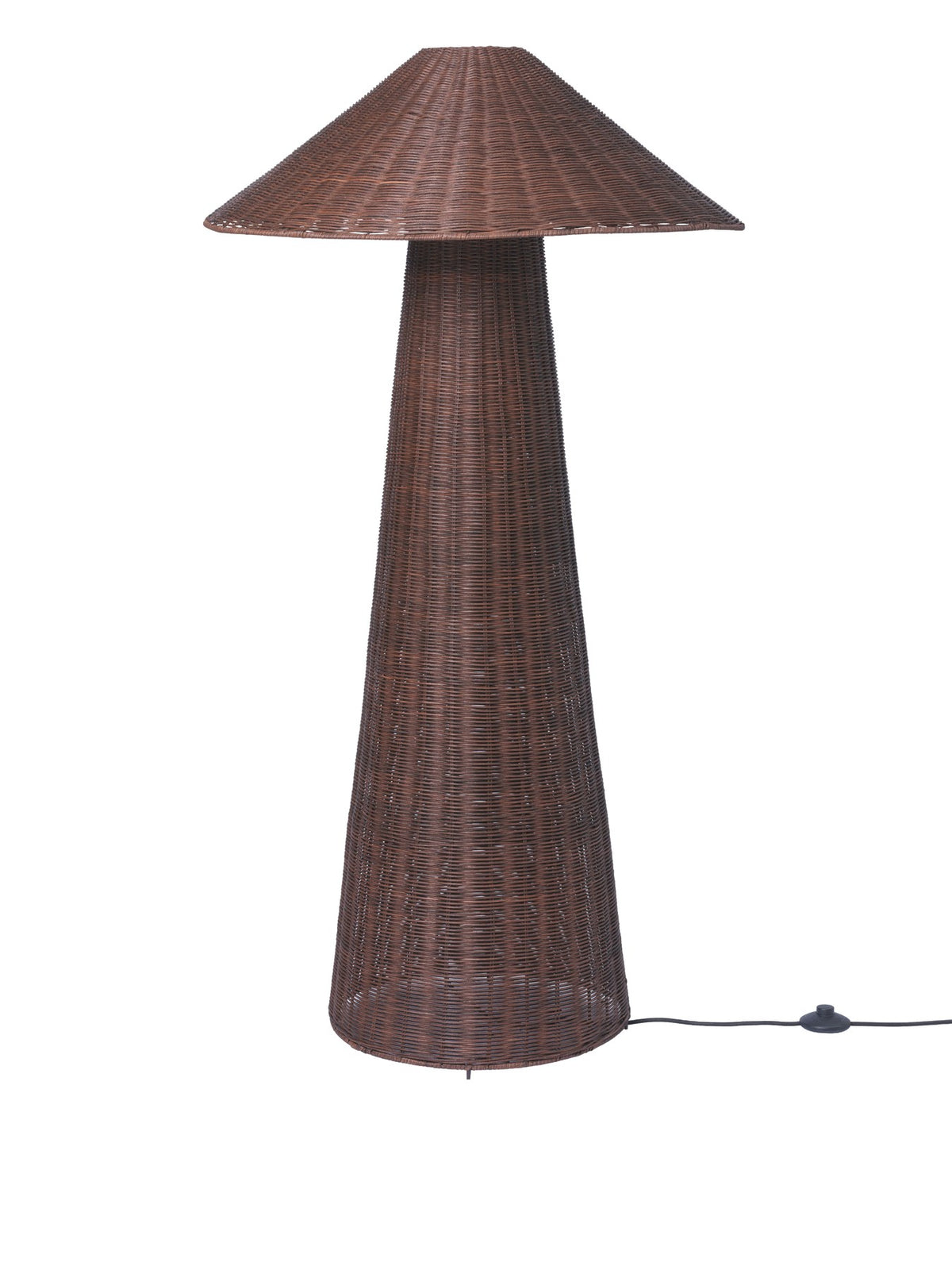 Dou Stehleuchte von Ferm Living mit rundem, handgeflochtenem Lampenschirm aus dunkelbraunem Rattan auf schlankem Eisensockel.