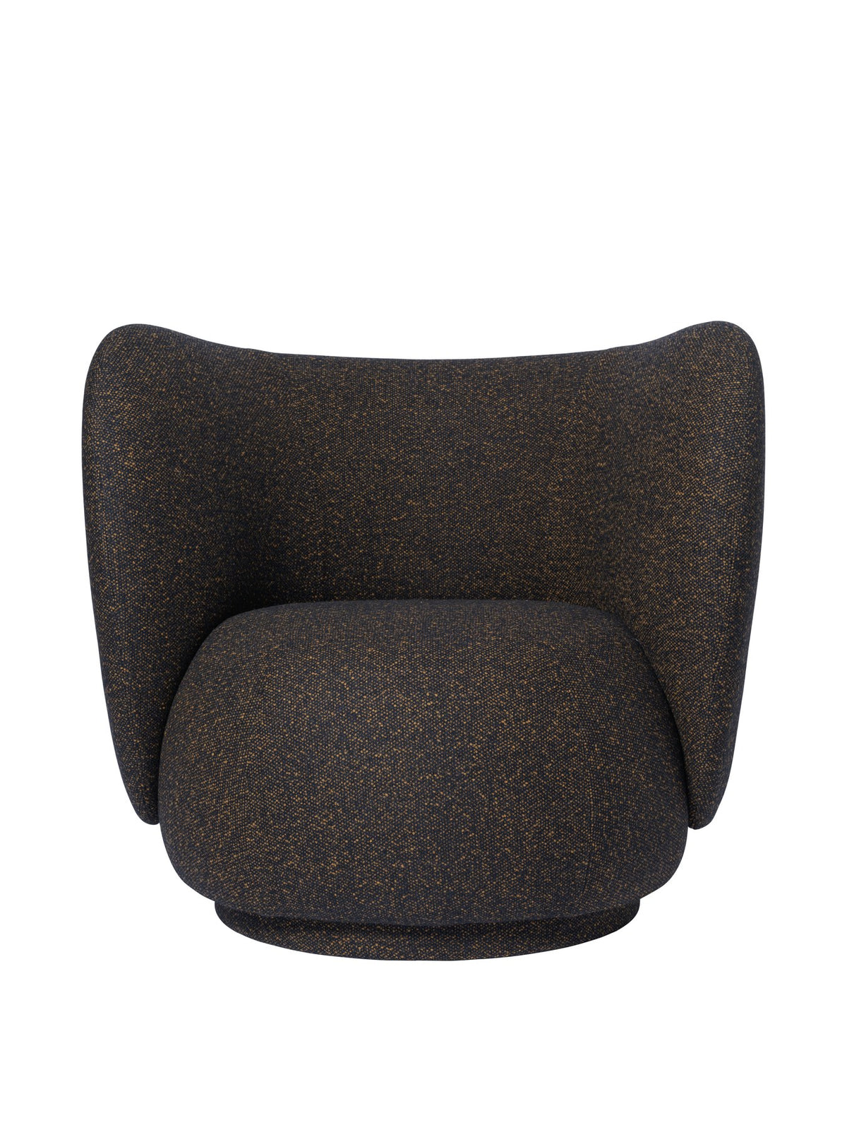 Loungesessel Rico von Ferm Living mit geschwungener Form, Vanir-Stoff in Schwarz/Honig, gepolsterter Sitzfläche und Rückenlehne aus Formschaum.