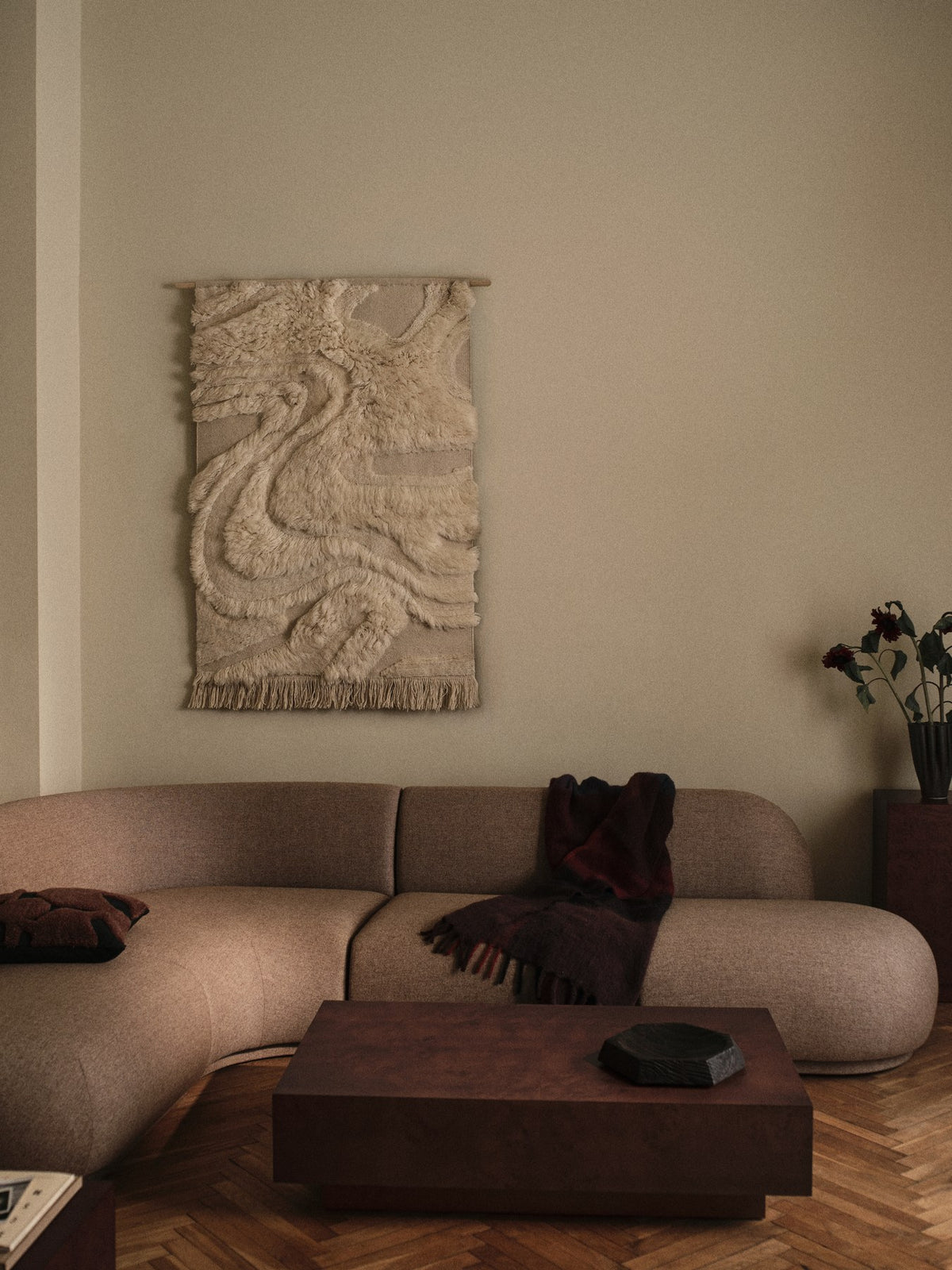 Foto der Rico Armlehne L von Ferm Living in Kaffee, gepolstert mit Main Line Flax Stoff, geschwungene Form, Teil eines modularen Sofasystems.