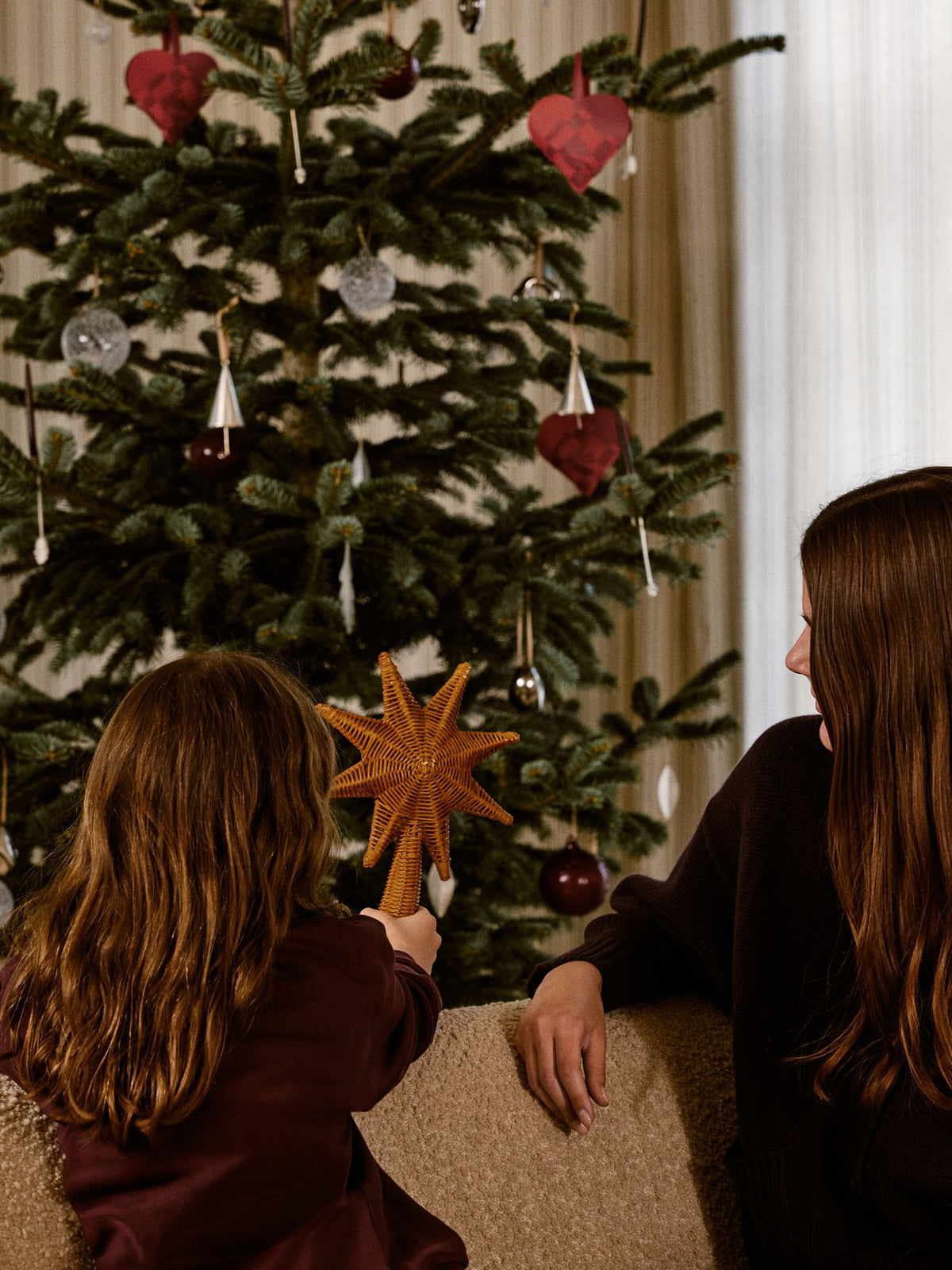 Sternförmige Weihnachtsbaumspitze aus handgeflochtenem Rattan mit innenliegender Eisenstruktur, Farbe Natur, von Ferm Living.