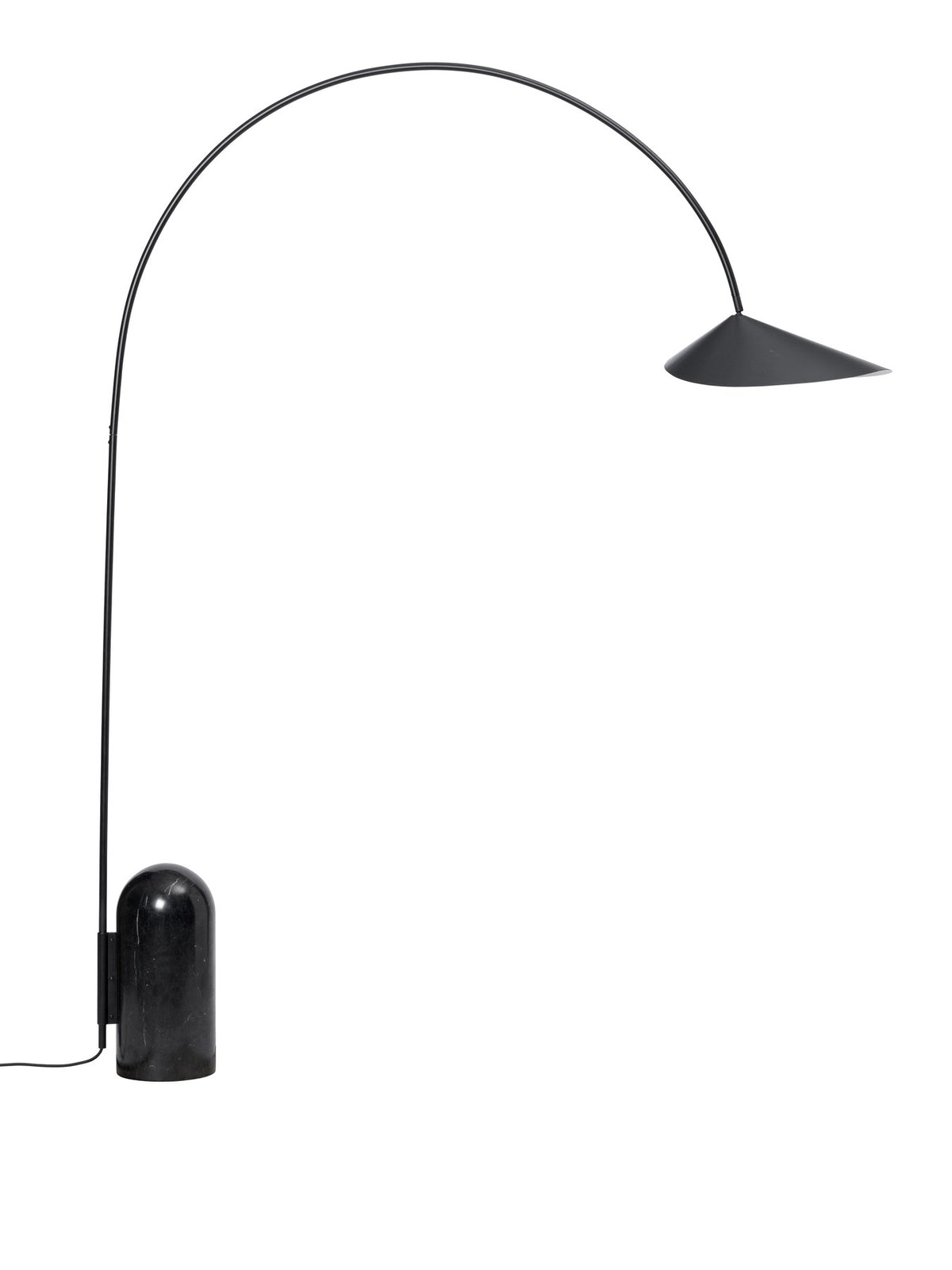 Schwarze Arum Bogenstehleuchte von Ferm Living mit massivem Marmorsockel, gebogenem Aluminium-Lampenschirm und Stoffkabel.