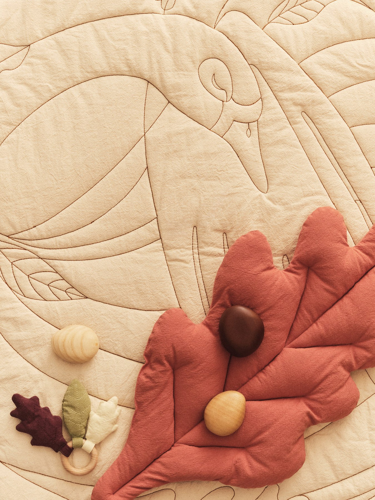 Zwei Kissen in Blattform aus Bio-Baumwolle, Farbe Tea Green und Baked Clay, mit Füllung aus recyceltem Polyester, von Ferm Living.
