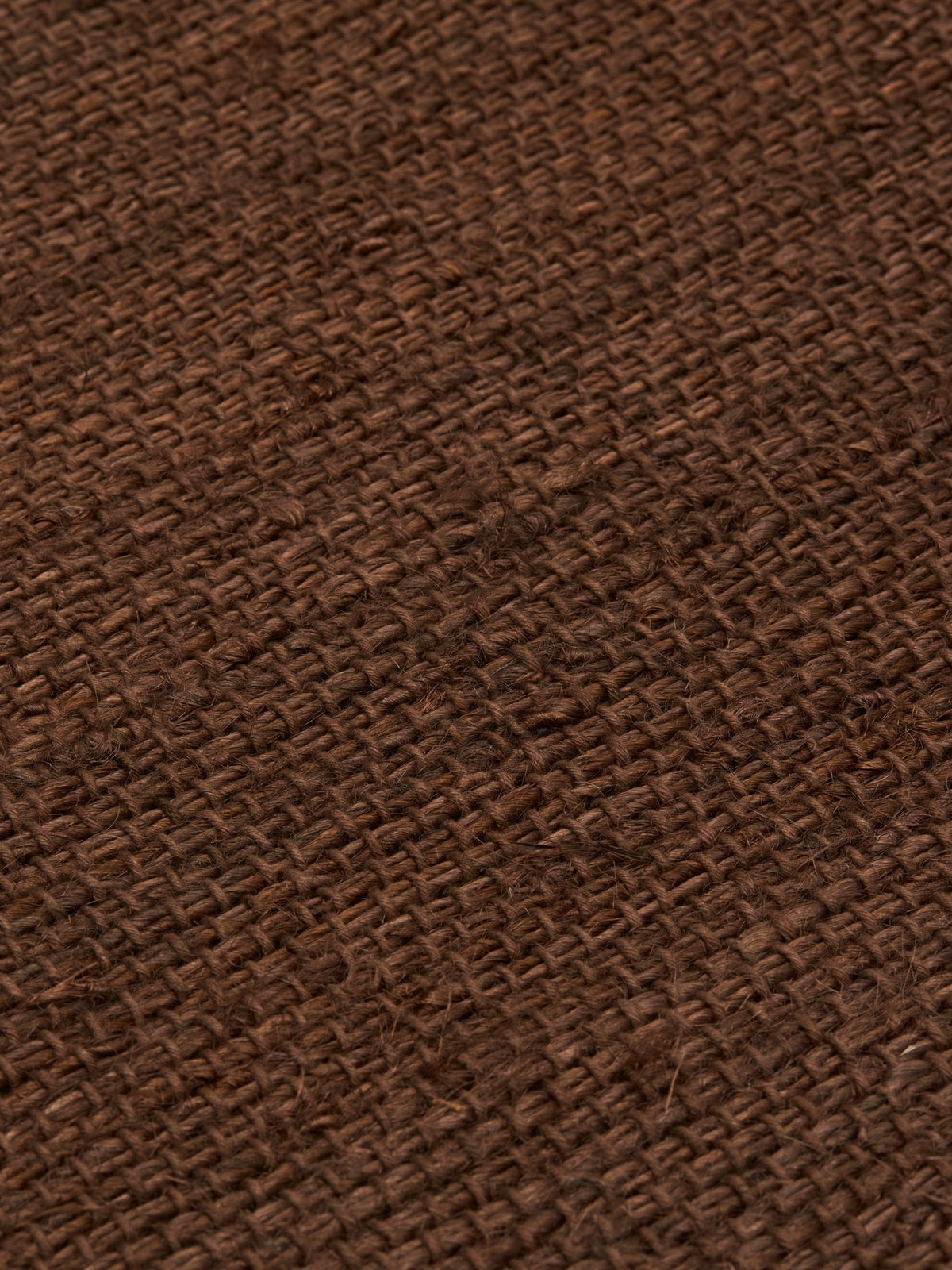 Harvest Wandteppich von Ferm Living aus Jute in Dunkler Schokolade, mit Fransen am unteren Rand und Holzstange aus Nussbaumholz.