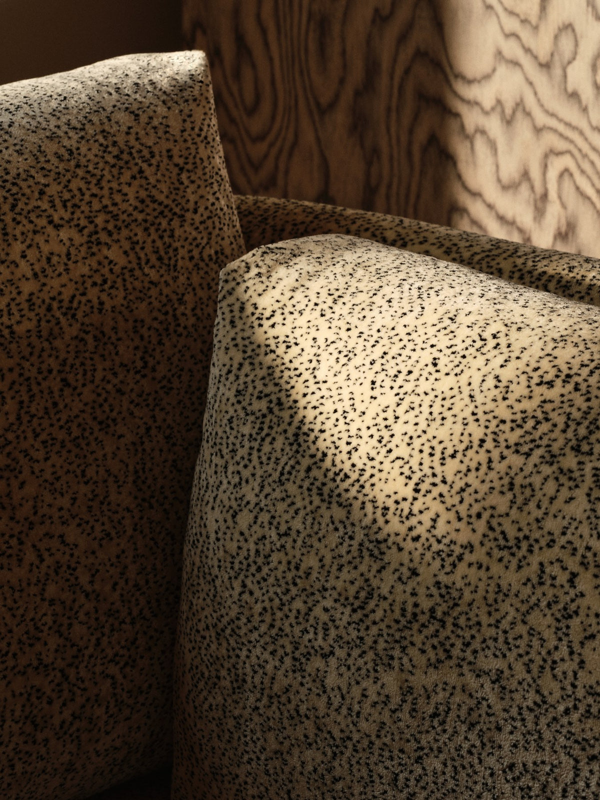 Sofa-Armlehne Dase R von Ferm Living in Poppy Samt, Farbe Butter/Black, mit gepolsterten Beinen und sichtbarer Holzstruktur der Rückenlehne.