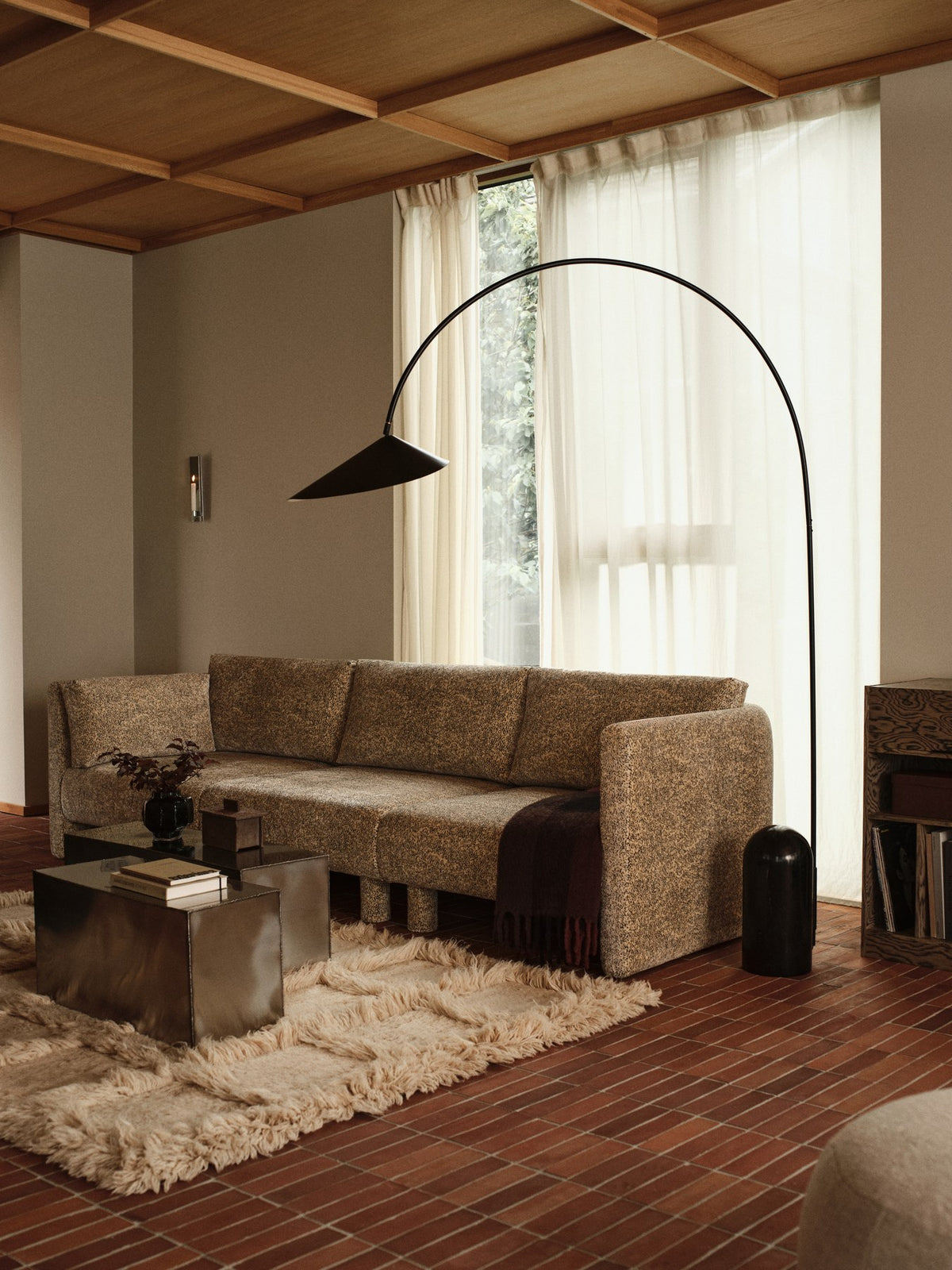 Sofa-Armlehne Dase R von Ferm Living in Poppy Samt, Farbe Butter/Black, mit gepolsterten Beinen und sichtbarer Holzstruktur der Rückenlehne.