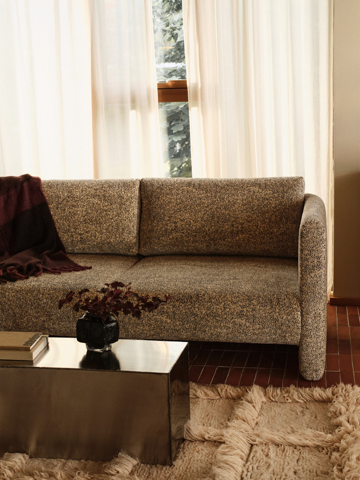 Sofa-Armlehne Dase R von Ferm Living in Poppy Samt, Farbe Butter/Black, mit gepolsterten Beinen und sichtbarer Holzstruktur der Rückenlehne.