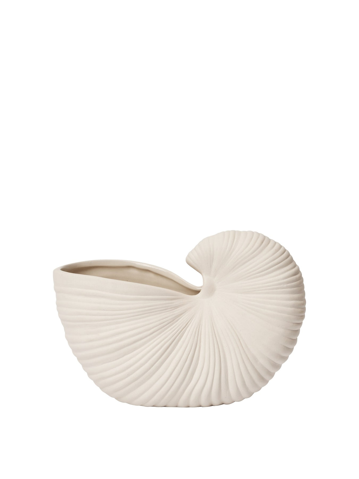 Blumentopf Shell Topf - 23 von Ferm Living in Off-White aus Steingut, aussen unglasiert und matt, innen glasiert, skulpturale Form.