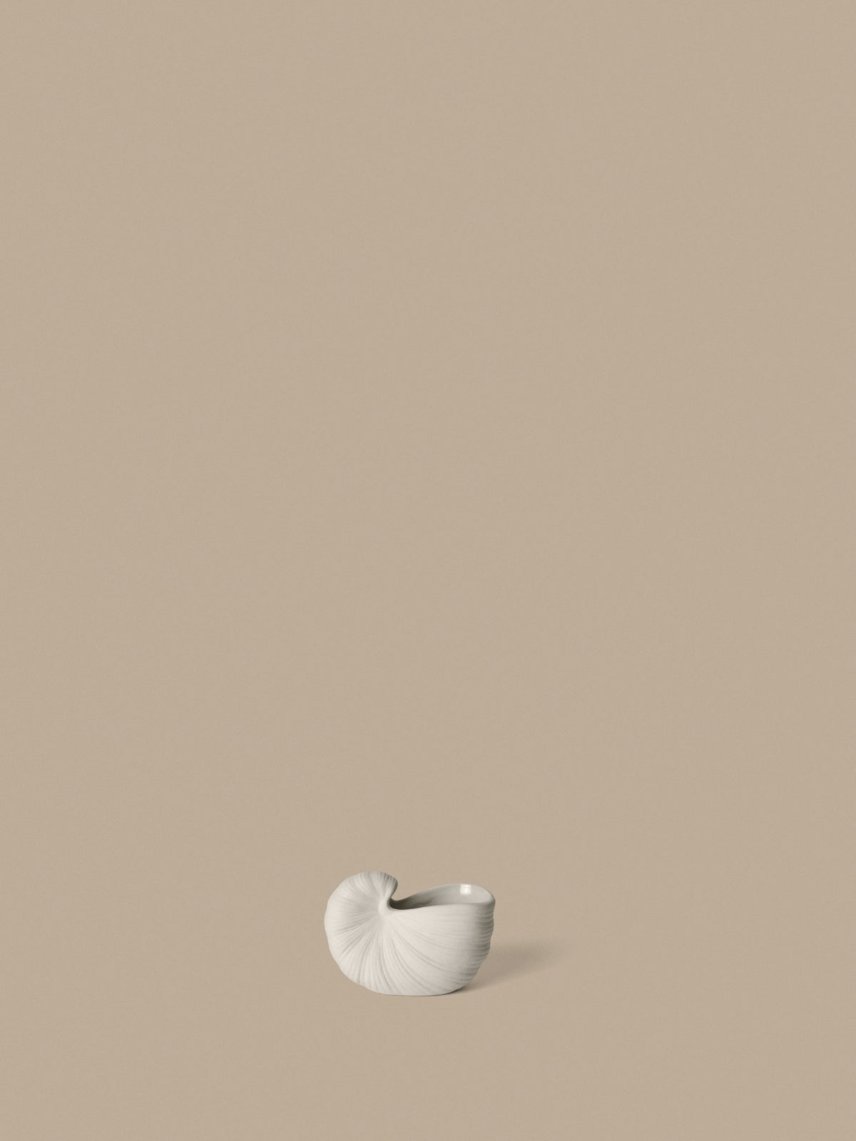 Kleiner Blumentopf 'Shell Topf - 11' von Ferm Living aus Steingut in Off-White, aussen unglasiert, innen glasiert, skulpturale Form.