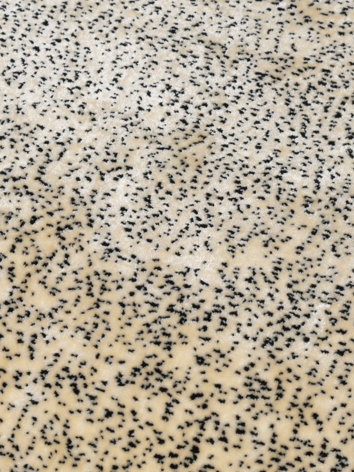 Foto eines Drehsessels Rico Lounge Piccolo von Ferm Living mit Bezug aus Poppy Velvet in Butter/Black, kompakte runde Form und Drehsockel.
