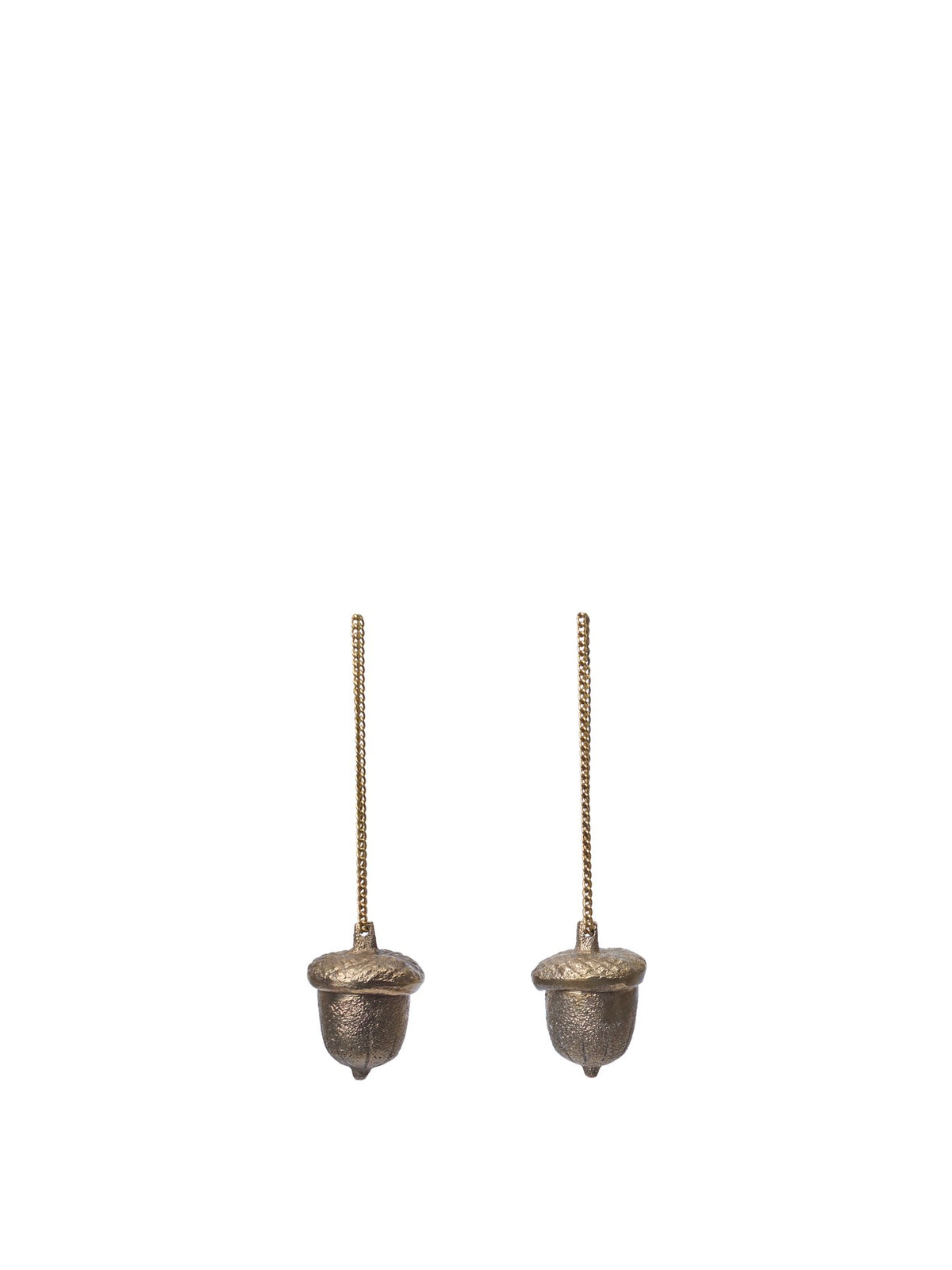 Zwei kleine Ornamente in Eichel-Form aus Messing mit klarem Lack und Messingkette, Ferm Living Acorn Ornamente 2er-Set