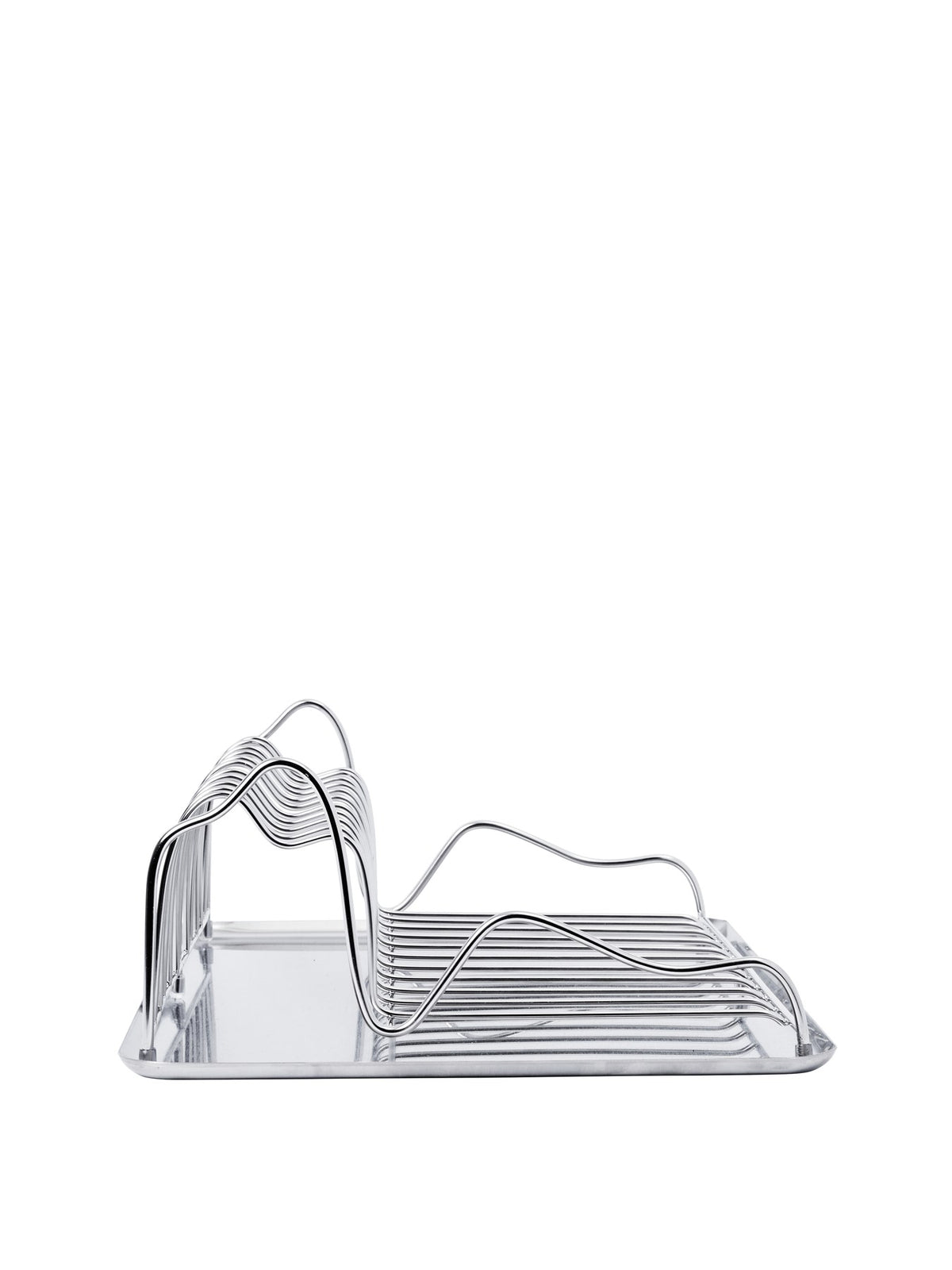 Abtropfgestell Curvature von Ferm Living aus spiegelpoliertem Edelstahl, geschwungene Form, mit passender Abtropfschale auf Küchenarbeitsplatte.