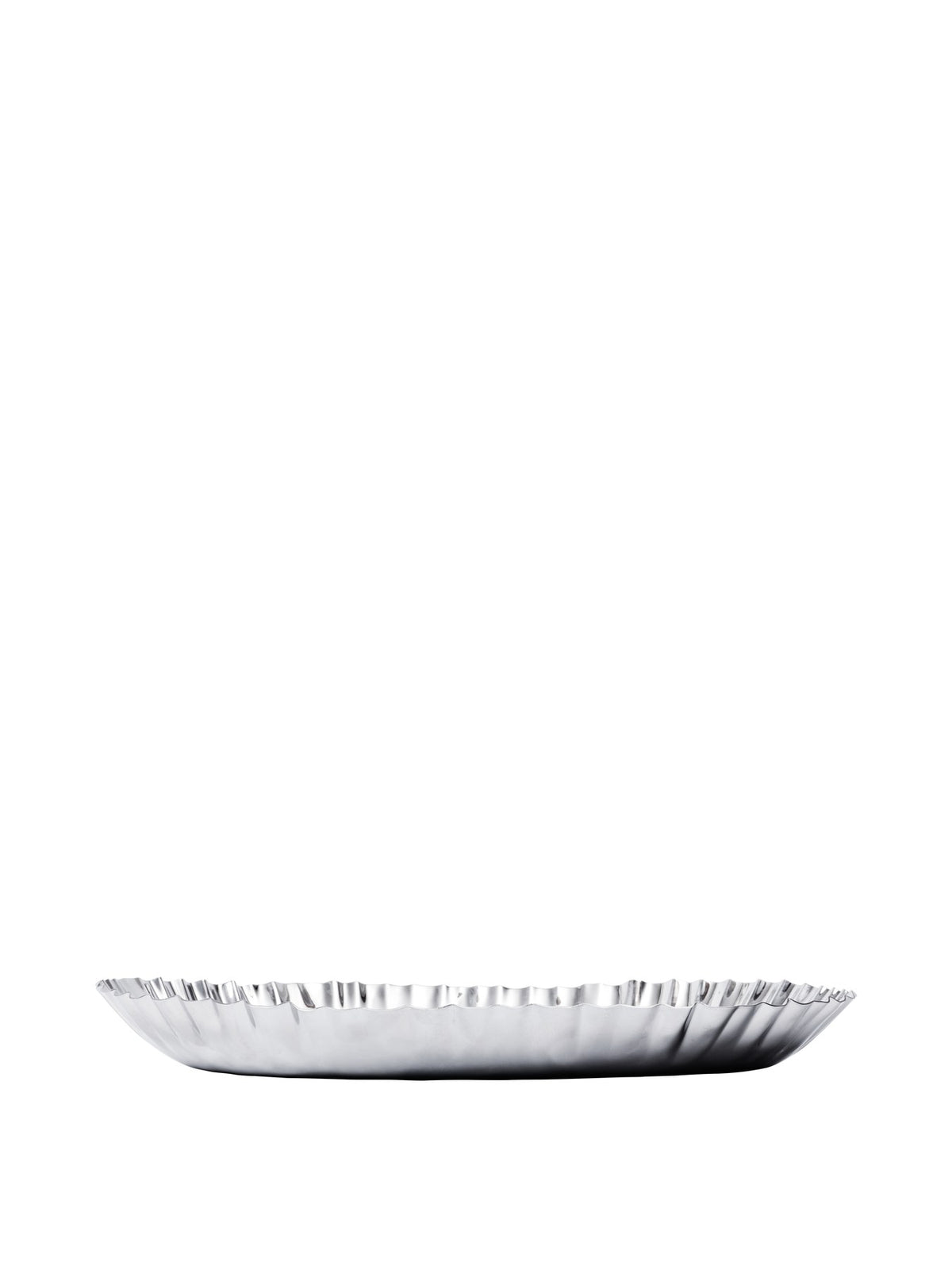 Poliertes Edelstahl-Tablett Tydra von Ferm Living mit geschwungener, wellenförmiger Form und glänzender Oberfläche, Grösse 24.5 x 34.5 x 3.5 cm.