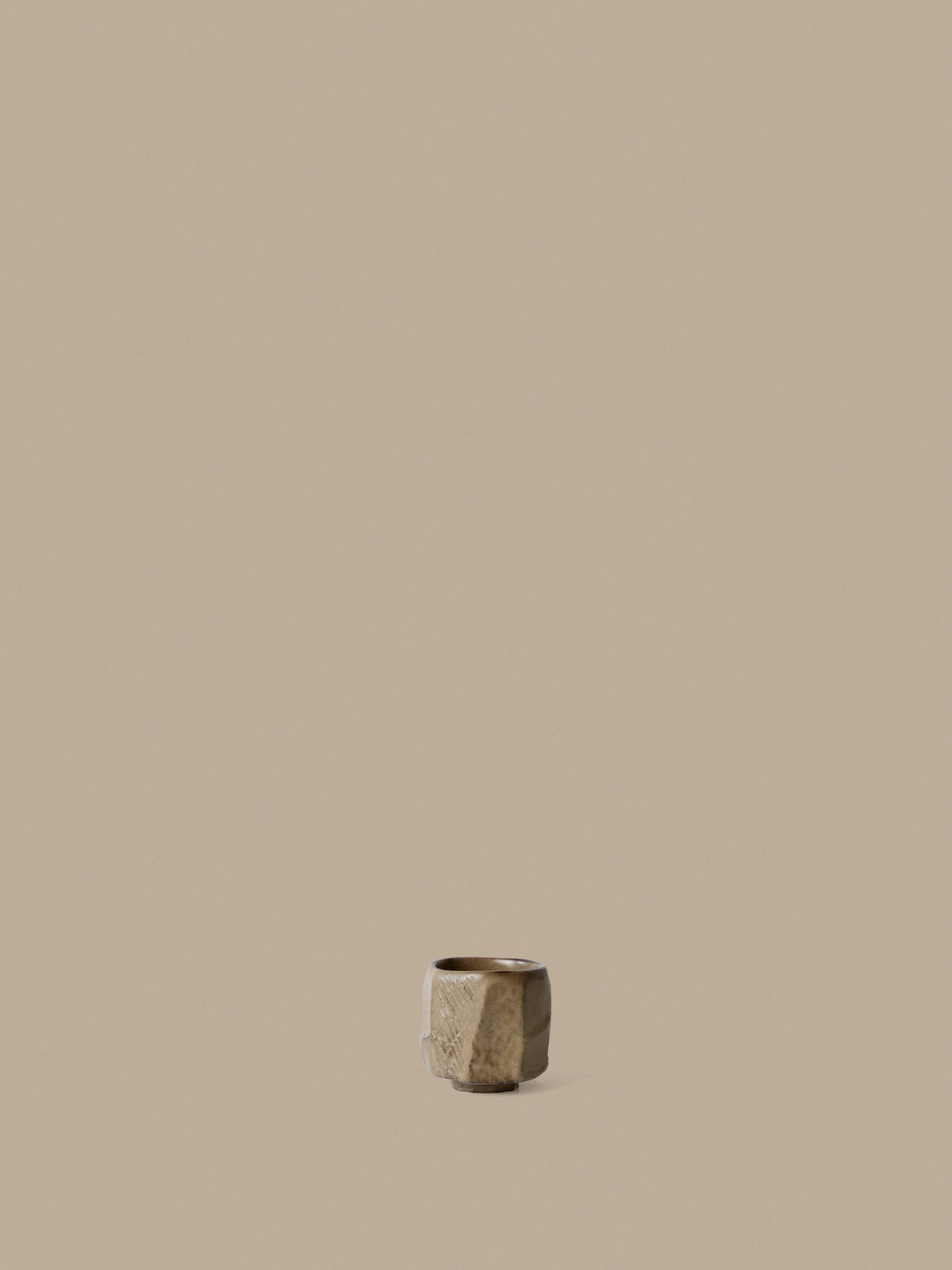 Toky Espressotasse von Ferm Living aus glasiertem Steinzeug in Creme, organische Form mit sichtbarer, handgefertigter Glasurstruktur.