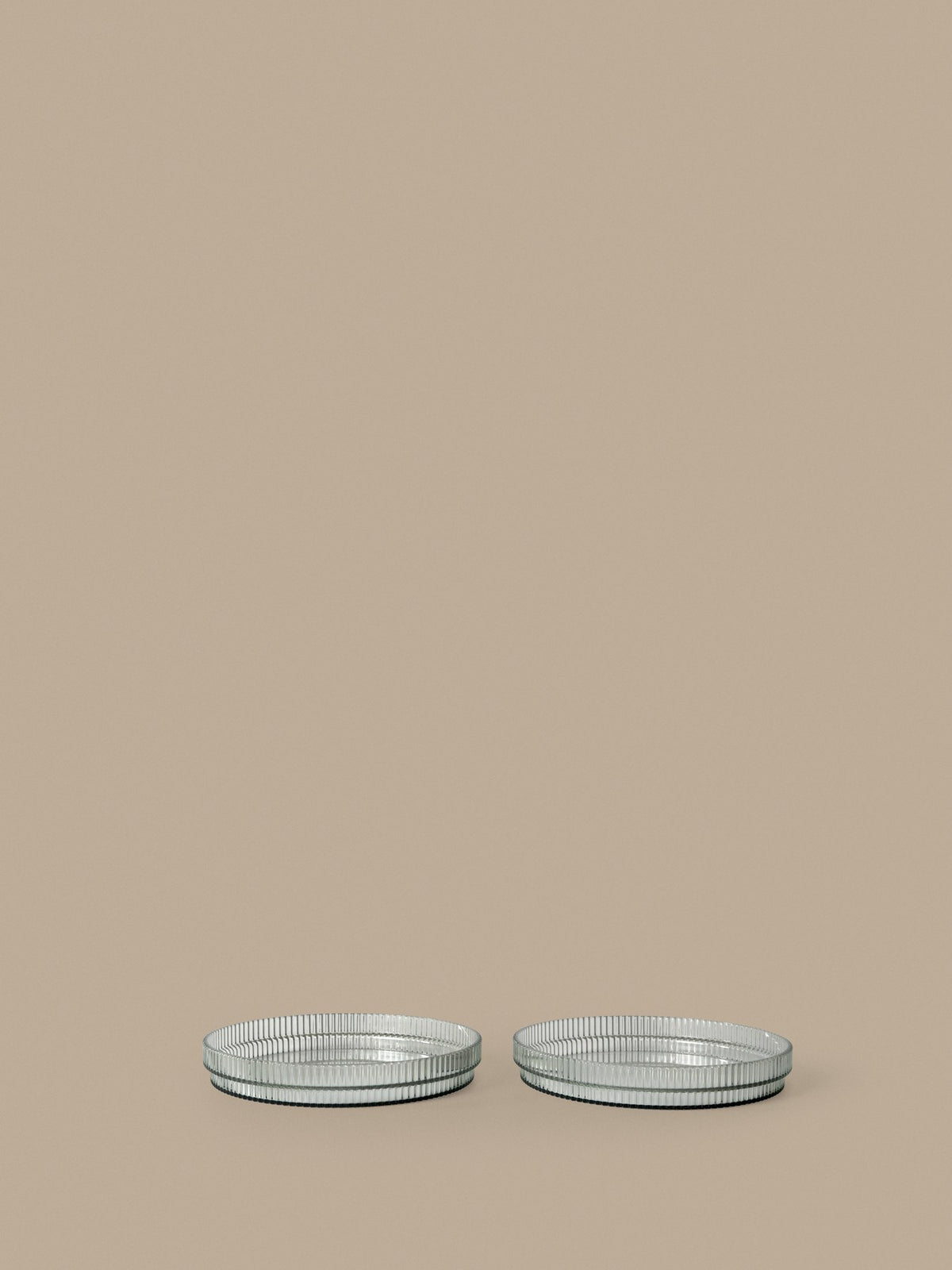 Zwei runde Kinder-Teller aus Tritan-Kunststoff mit geriffelter Oberfläche, geometrischer Form, in der Farbe Klar, von Ferm Living.