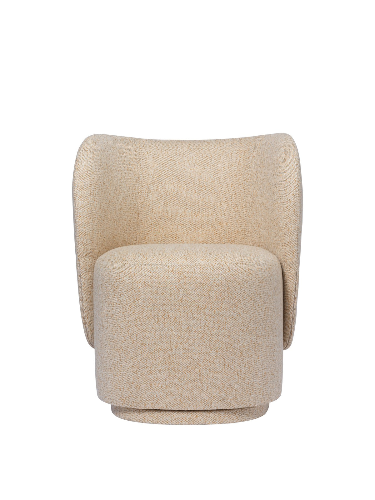 Rico Club Drehsessel von Ferm Living in Off-White/Honig, Bezug aus Kammgarnwolle und Nylon, geschwungene Form mit Drehfuss aus Polyethylen.