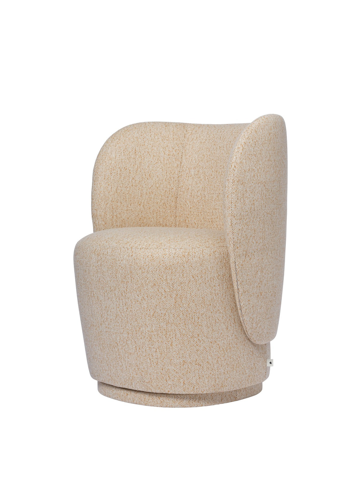 Rico Club Drehsessel von Ferm Living in Off-White/Honig, Bezug aus Kammgarnwolle und Nylon, geschwungene Form mit Drehfuss aus Polyethylen.