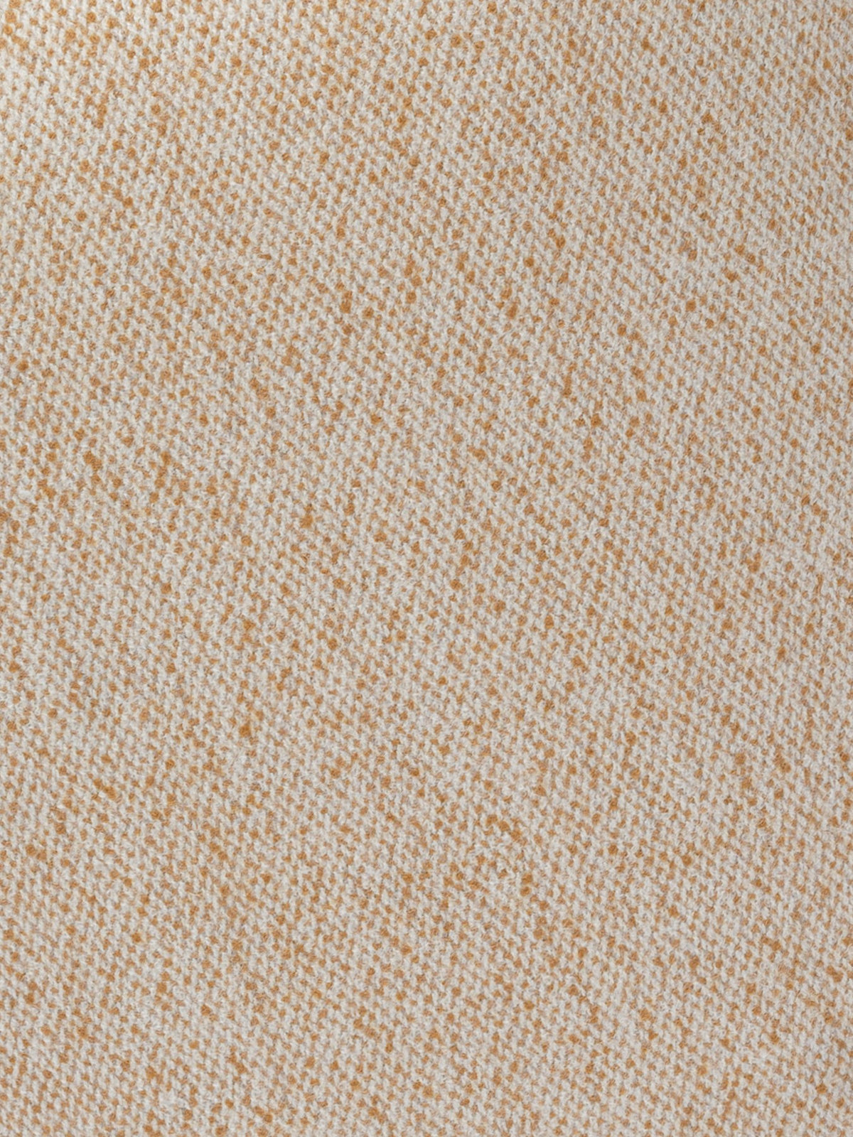 Rico Club Drehsessel von Ferm Living in Off-White/Honig, Bezug aus Kammgarnwolle und Nylon, geschwungene Form mit Drehfuss aus Polyethylen.