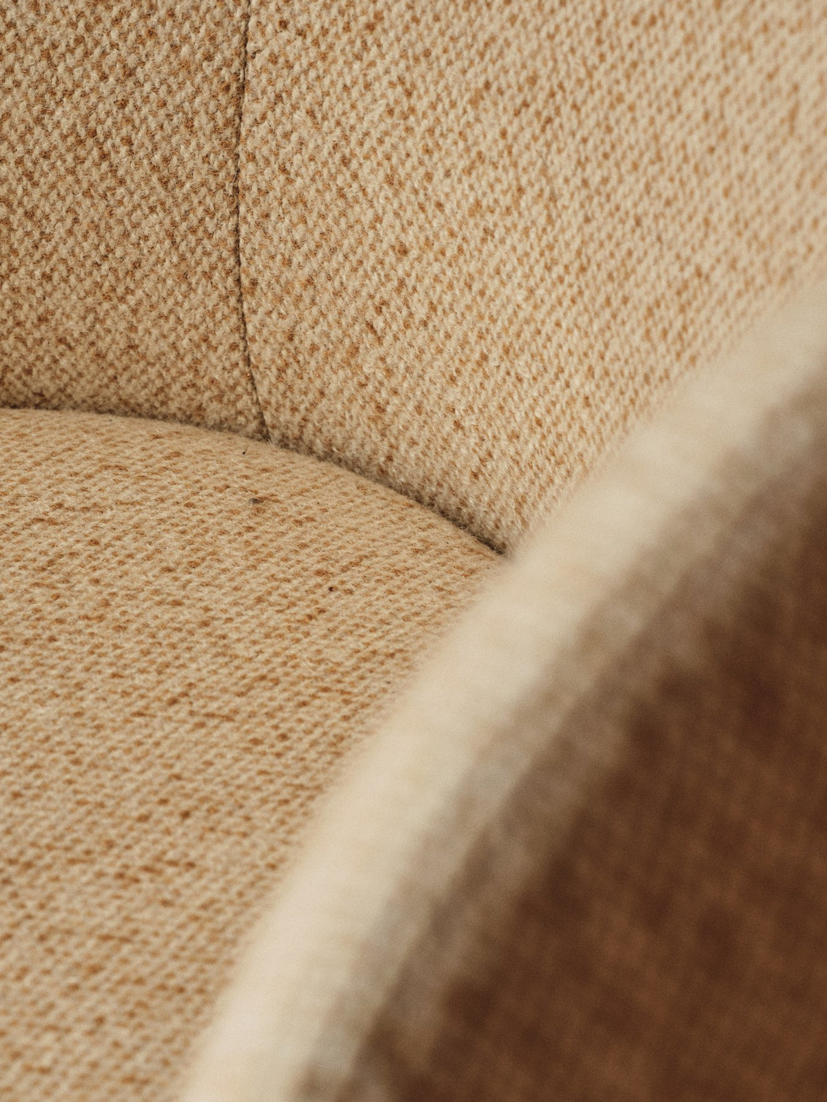 Rico Club Drehsessel von Ferm Living in Off-White/Honig, Bezug aus Kammgarnwolle und Nylon, geschwungene Form mit Drehfuss aus Polyethylen.