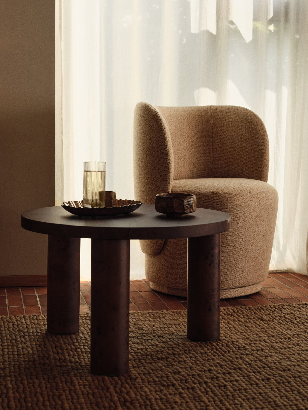 Rico Club Drehsessel von Ferm Living in Off-White/Honig, Bezug aus Kammgarnwolle und Nylon, geschwungene Form mit Drehfuss aus Polyethylen.