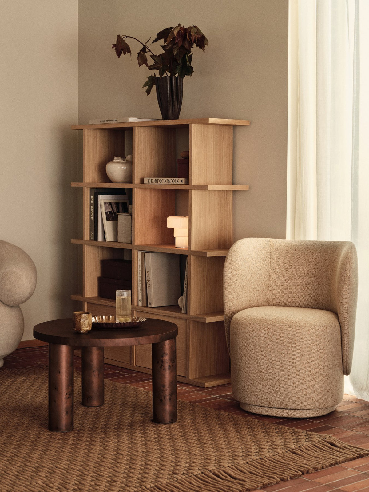 Rico Club Drehsessel von Ferm Living in Off-White/Honig, Bezug aus Kammgarnwolle und Nylon, geschwungene Form mit Drehfuss aus Polyethylen.
