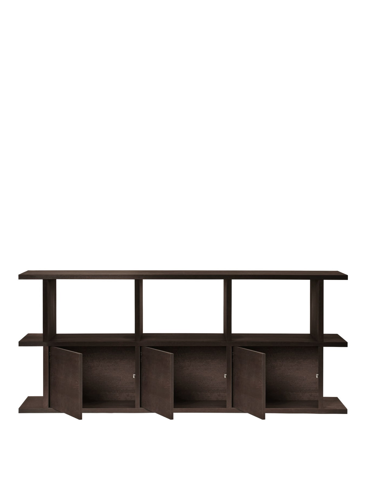 Bücherregal Kona aus Eichenfurnier in Natur Eiche mit offenen Fächern und drei geschlossenen Schrankeinsätzen, Design von Ferm Living.