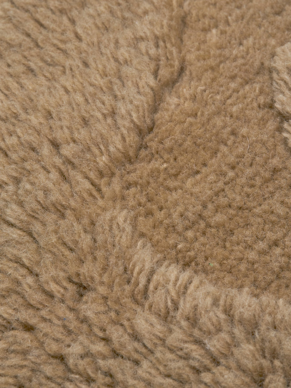 Quadratisches getuftetes Kissen aus Wolle und Baumwolle in Off-White, mit unterschiedlichen Florhöhen und grafischem Musterdesign.