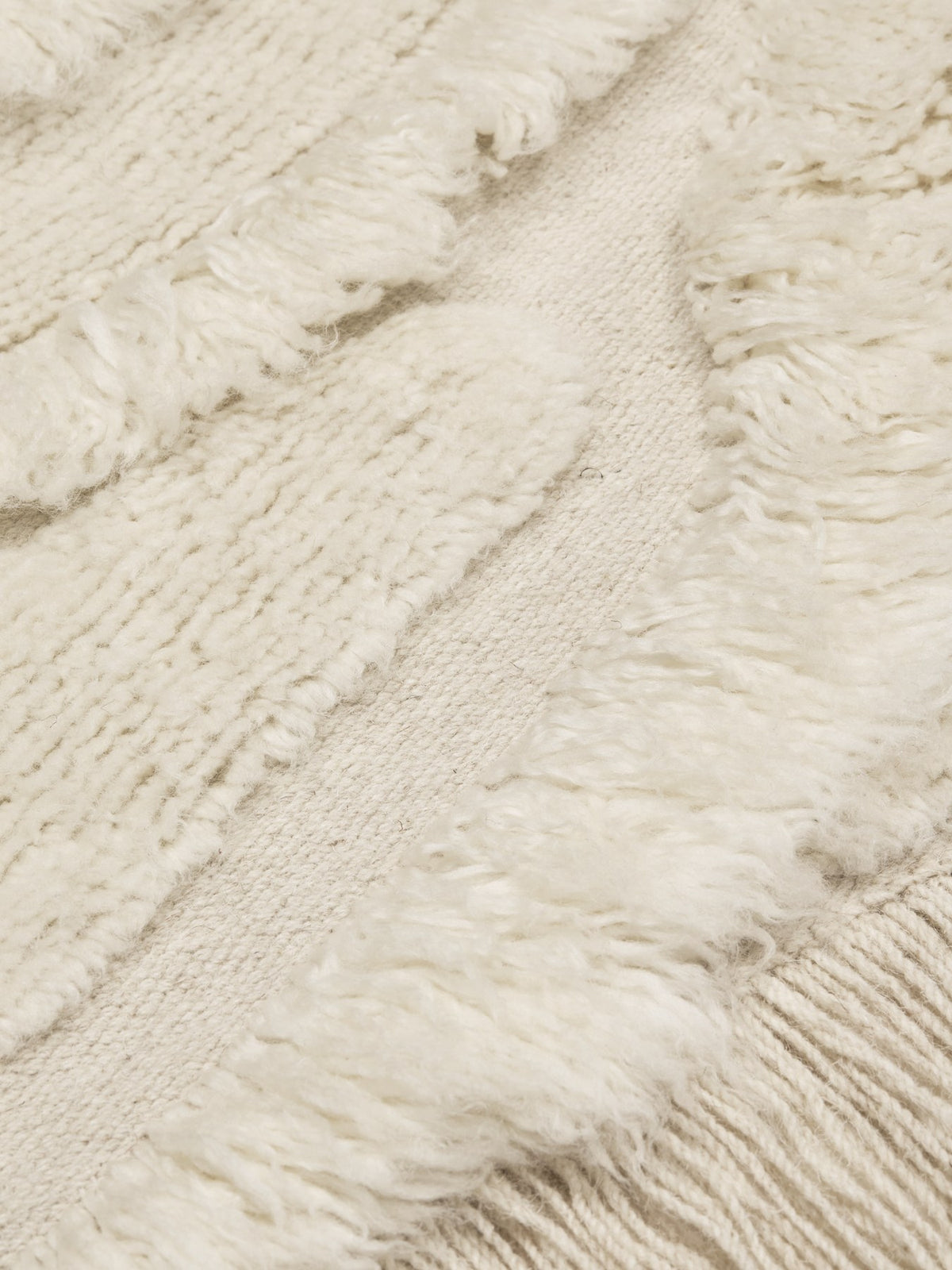 Handgetufteter Wandteppich in Off-White aus Wolle und Baumwolle mit grafischem Muster und Fransen, Grösse 110 x 145 cm, von Ferm Living.
