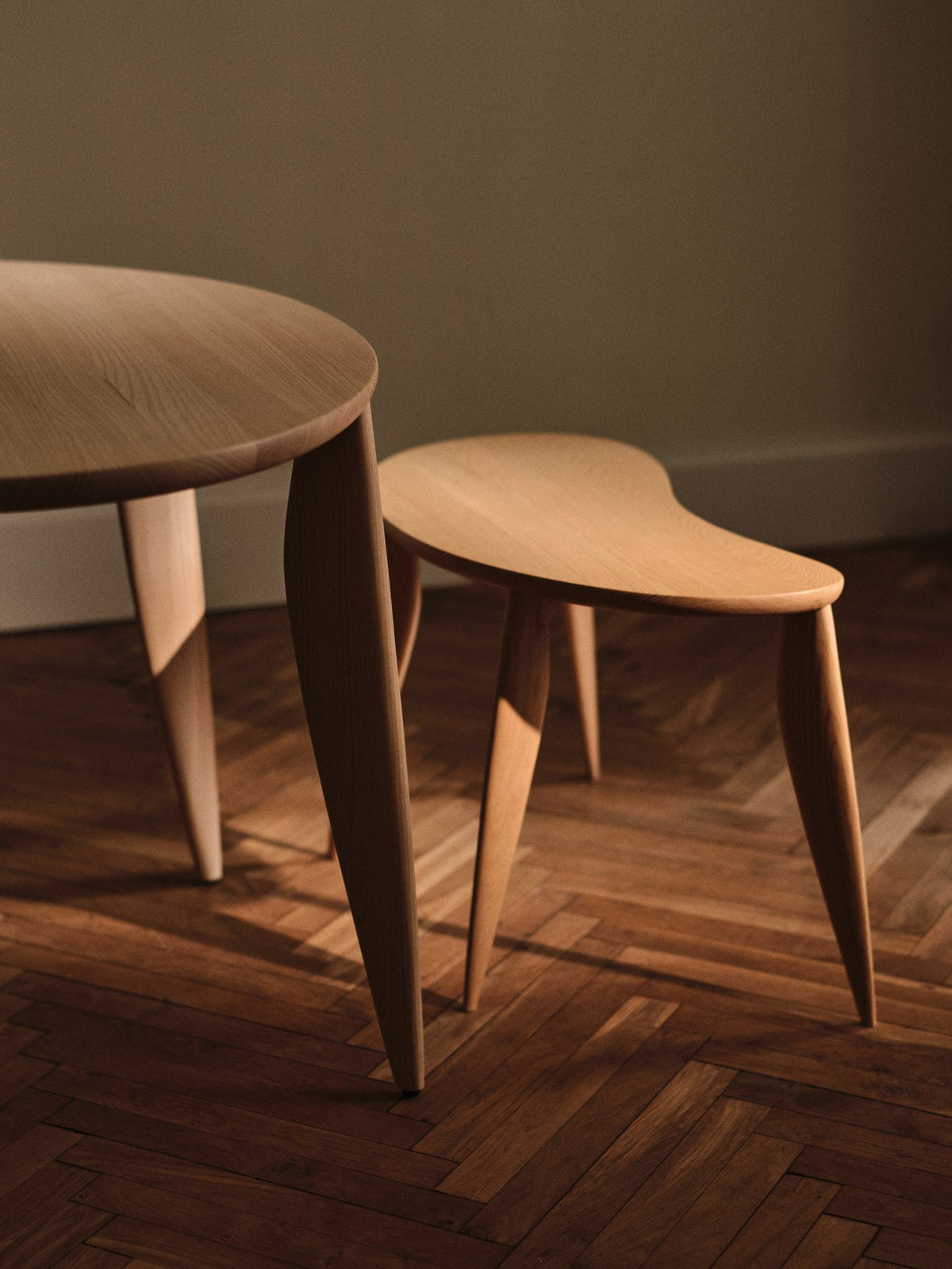Feve Schreibtisch von Ferm Living aus massiver Esche in Natur, mit filigranen, elliptisch geschnitzten Beinen und verstellbaren Füssen.
