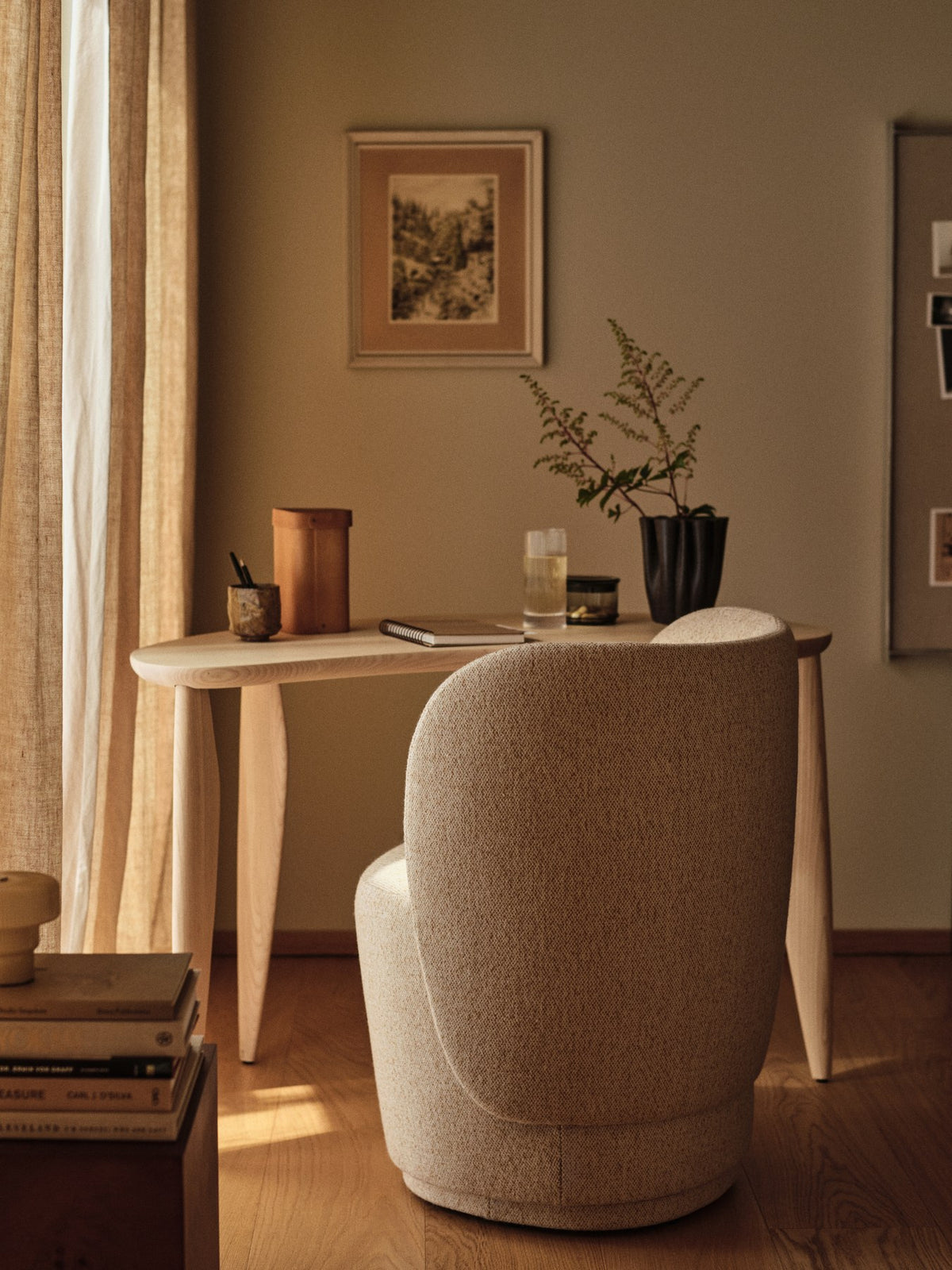 Feve Schreibtisch von Ferm Living aus massiver Esche in Natur, mit filigranen, elliptisch geschnitzten Beinen und verstellbaren Füssen.