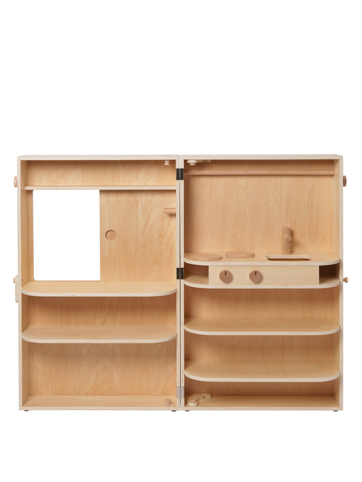 Kinderspielküche Toro von Ferm Living aus Natur-Sperrholz mit Buchendetails, Schiebetür, Wasserhahn und klappbarem Aufbau.