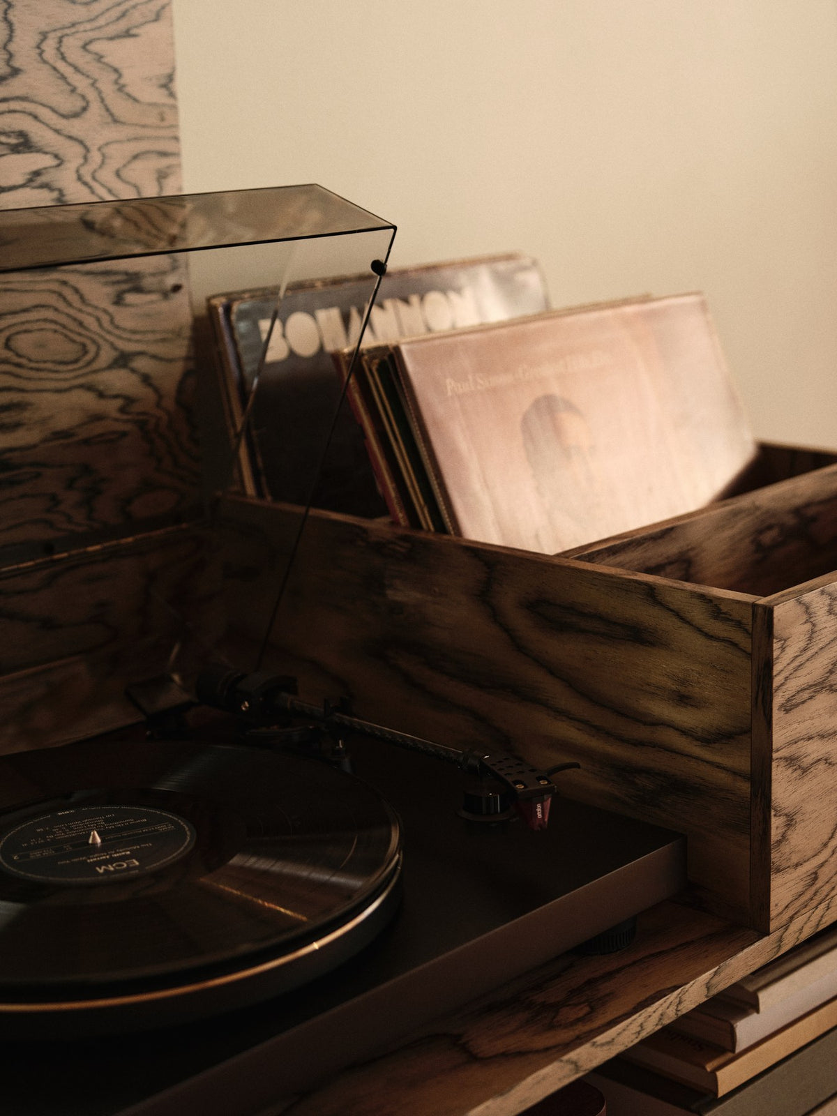 Cabri Mediaschrank von Ferm Living in Grau, skulpturale Form aus FSC-zertifiziertem Kiefernfurnier, mit Fächern für Plattenspieler und Schallplatten.