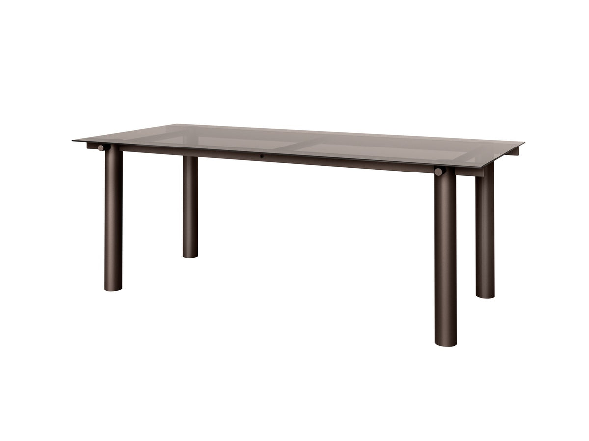 Atura Esstisch von Ferm Living mit Gestell aus pulverbeschichtetem Stahl in Dunkelschokolade und Tischplatte aus dunkel getöntem Glas, 200 x 90 cm.